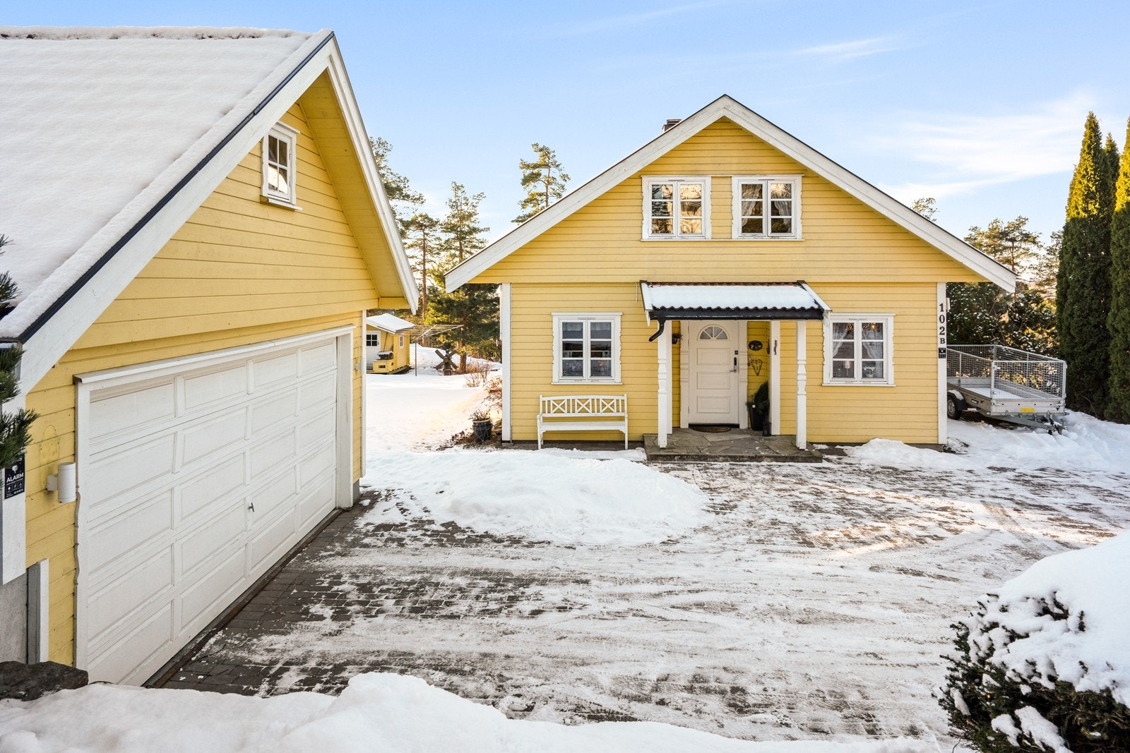 Eiet tomt på 708 m2 opparbeidet med plenareal og beplantning. Galleribilde