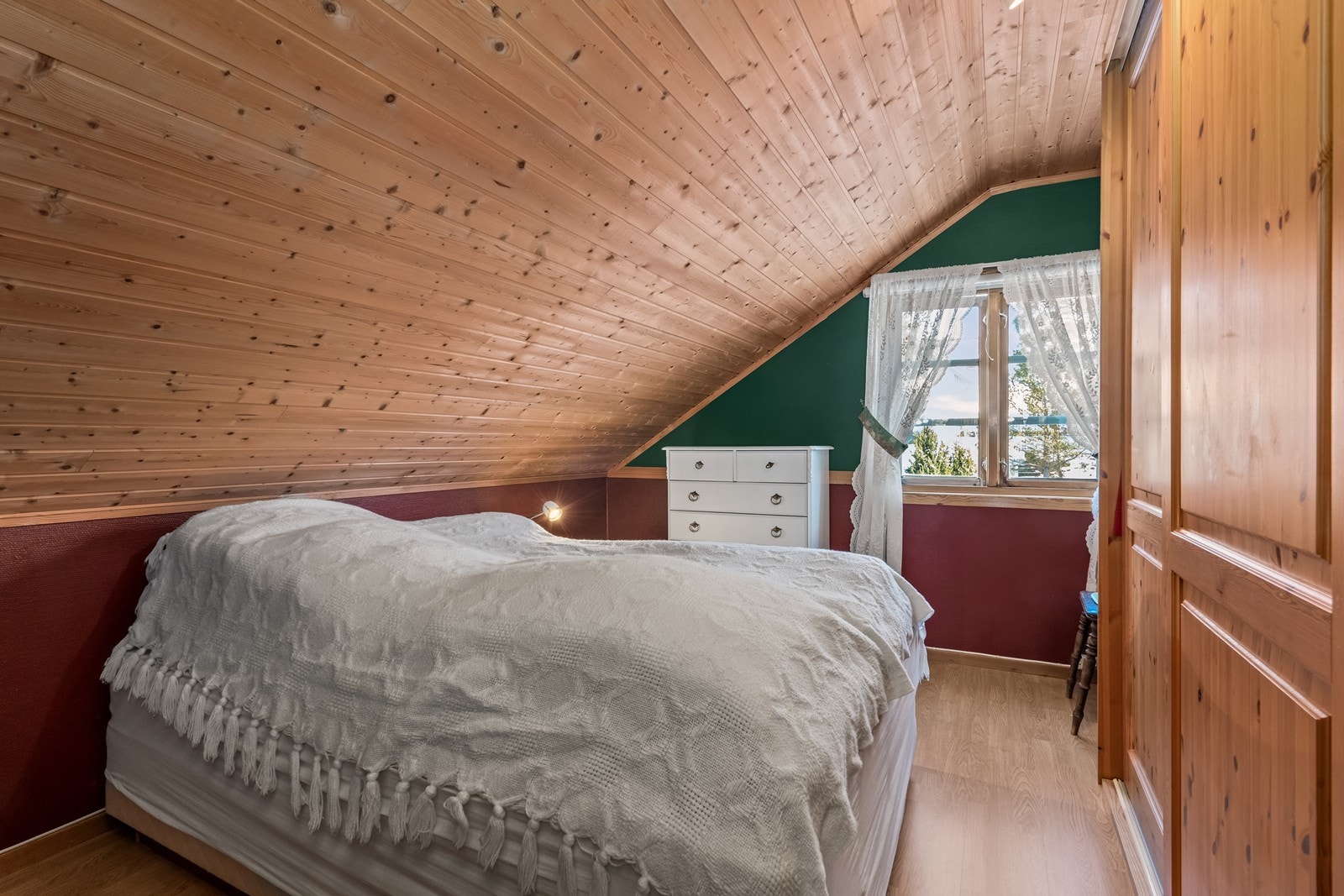 Soverommet har plass til dobbeltseng og innebygd garderobe. Galleribilde