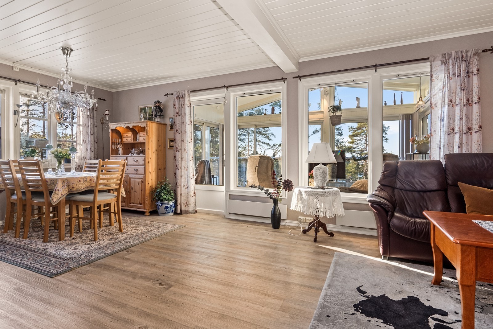 Store vindusflater gir utsyn mot hagen fra spiseplassen. Galleribilde