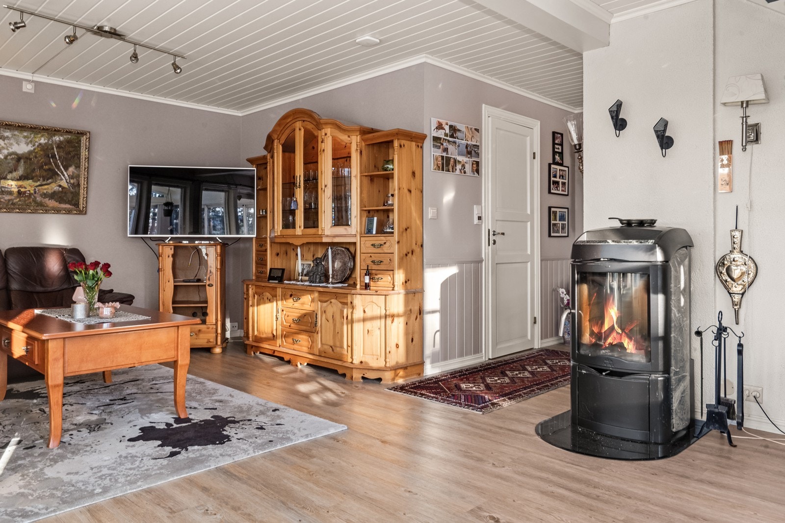 Stuen har en vedovn som gir behagelig oppvarming. Galleribilde