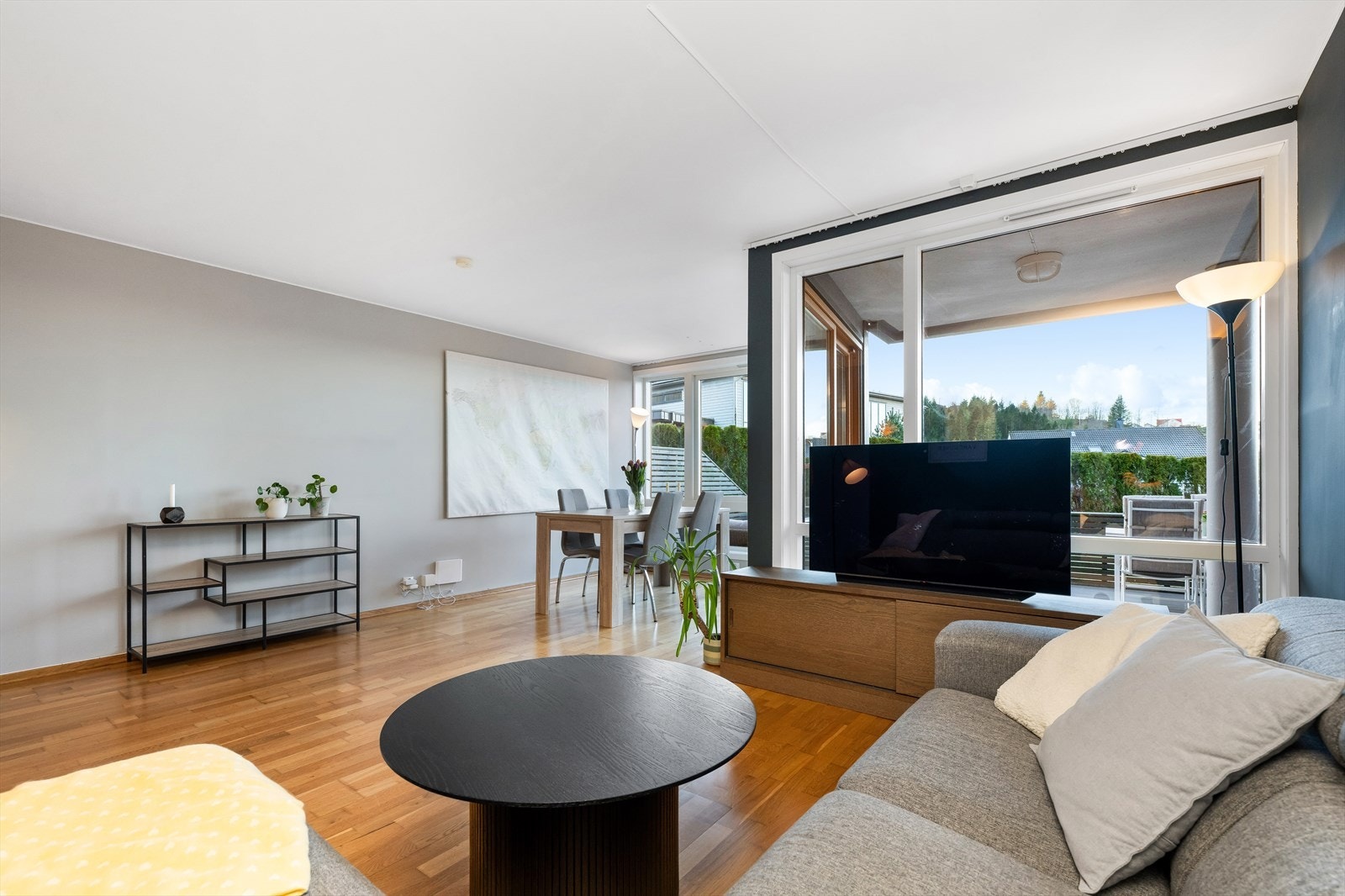 Det er god plass til sittegruppe og spisestue Galleribilde