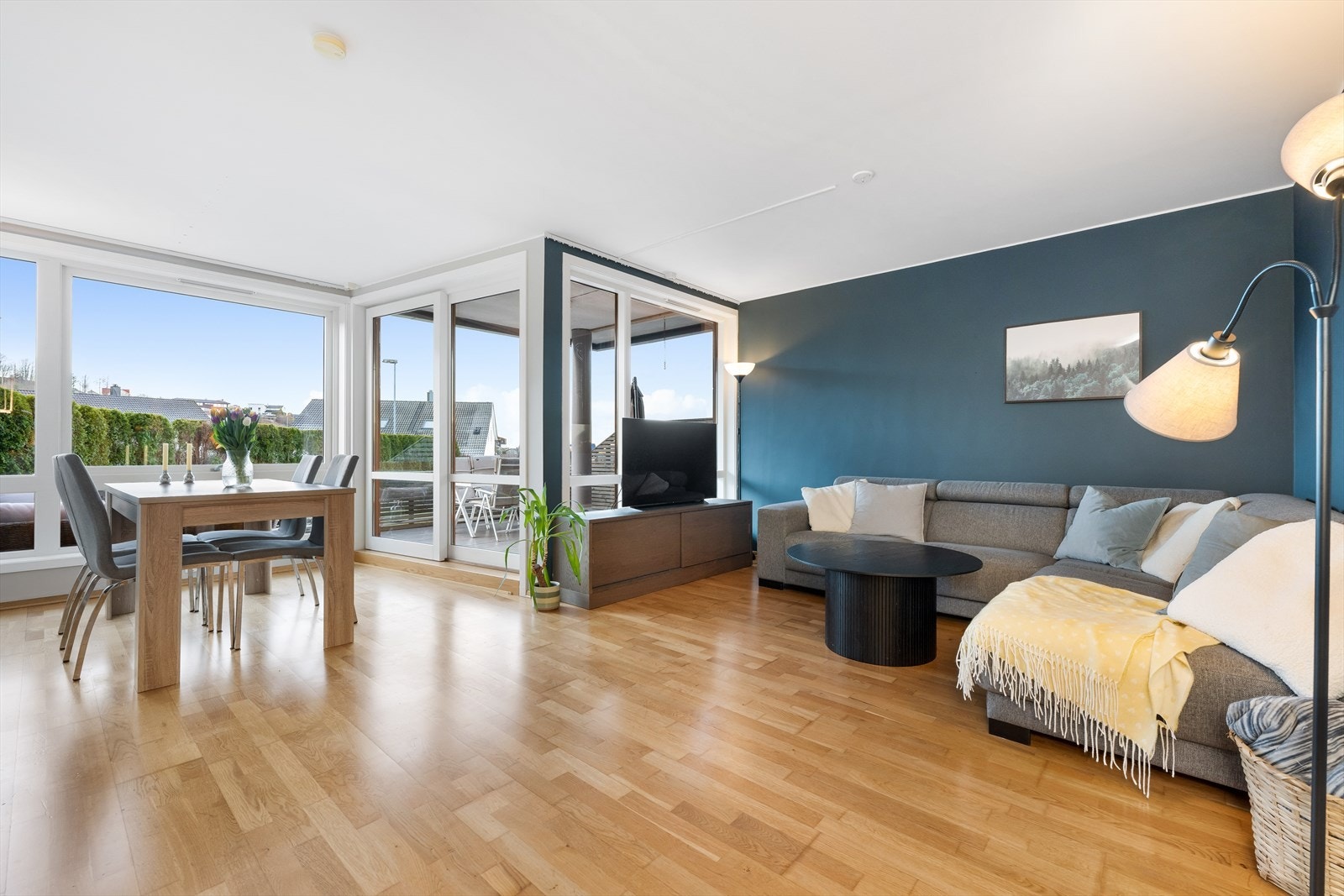 Store vindusflater i stue Galleribilde