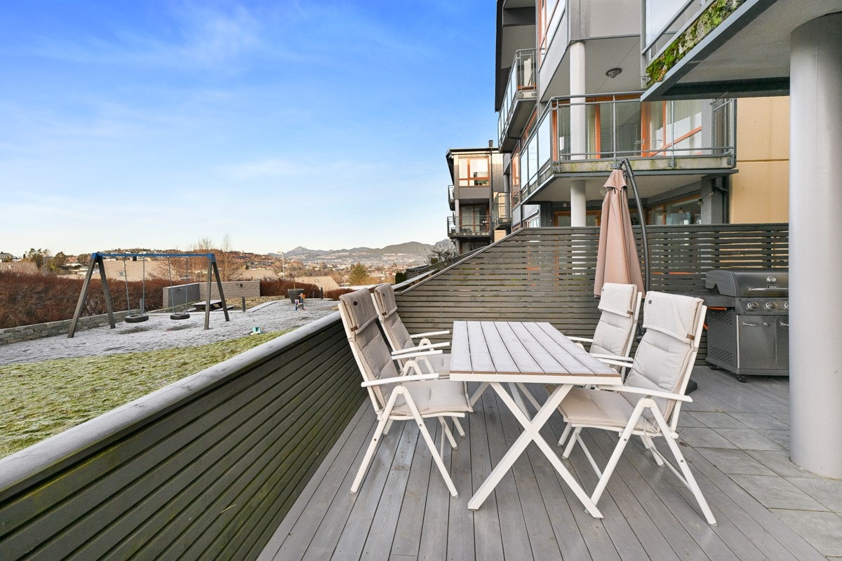 Utsikt mot Lyderhorn fra terrasse. Solrikt og vakre solnedganger kan oppleves her! Galleribilde