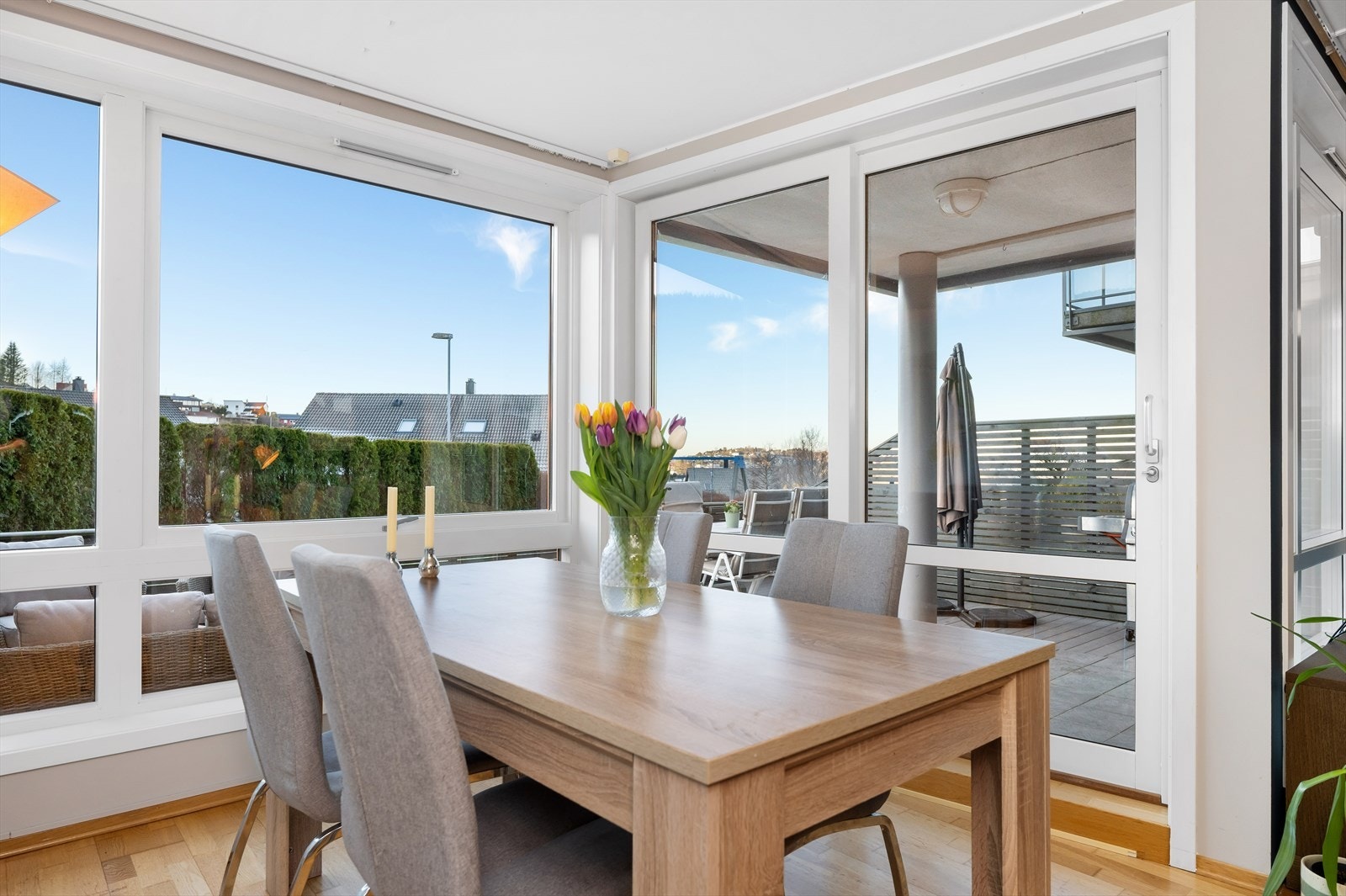 Fra spisestue er det skyvedør ut til terrasse Galleribilde