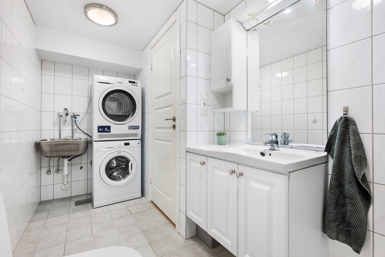 Baderomsinnredning. Opplegg for vaskemaskin. Utslagsvask Galleribilde