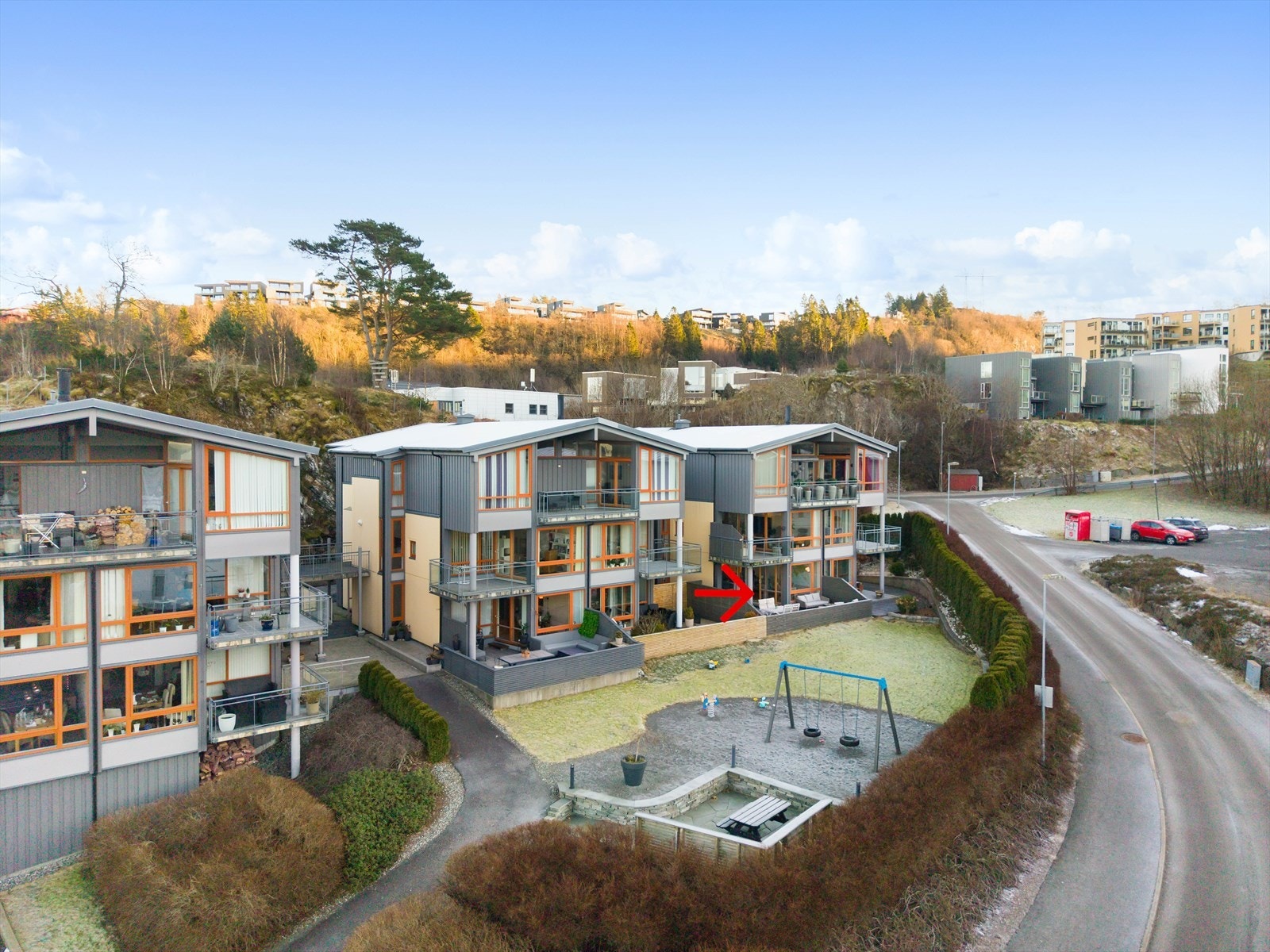 Ca. 15 min. gange til Lagunen og Bybanen via snarvei. Kort gangavstand til barnehage, buss, skole og Coop Extra Galleribilde