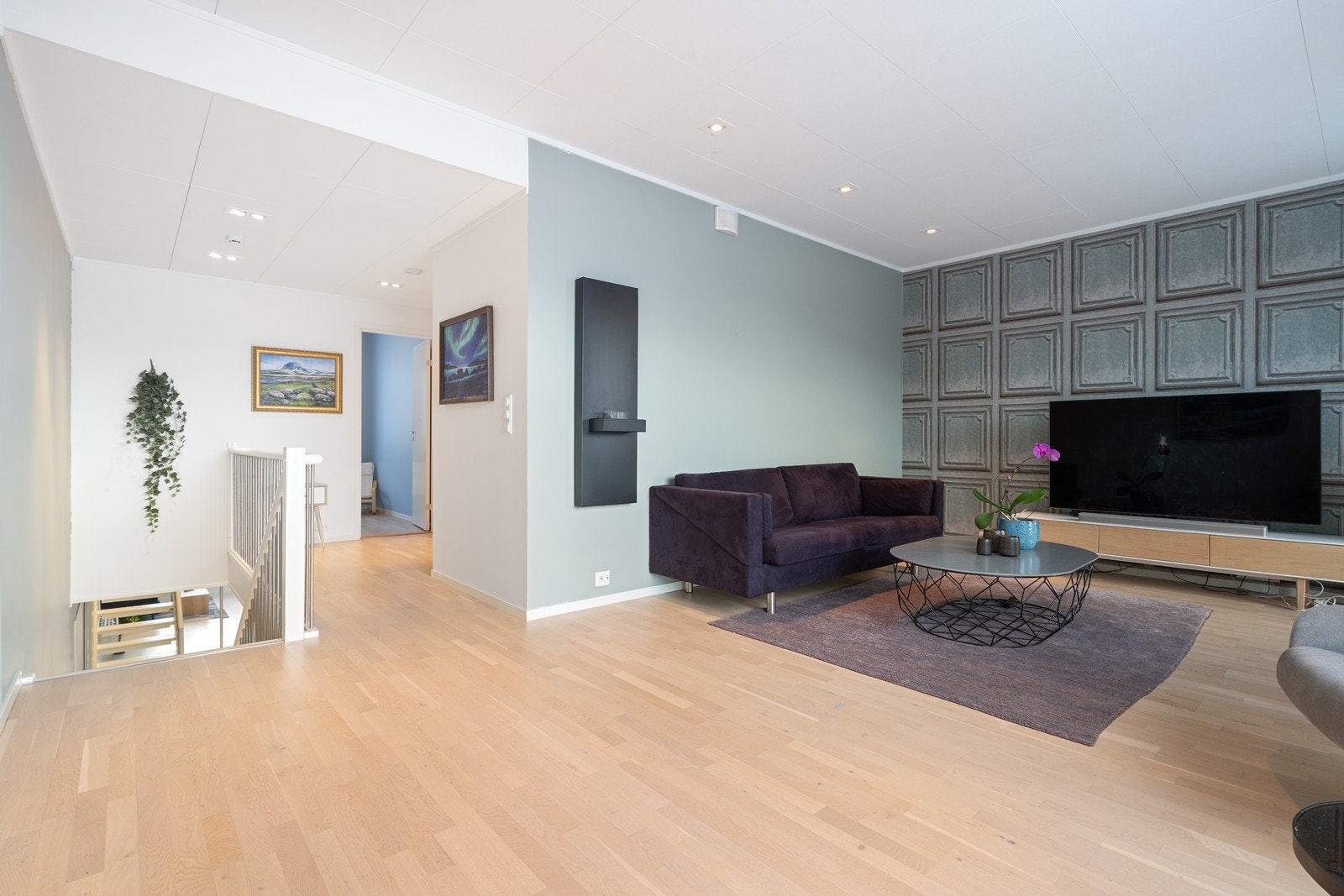 Stuen i andre etasje oppleves lys og luftig med store vindusflater Galleribilde