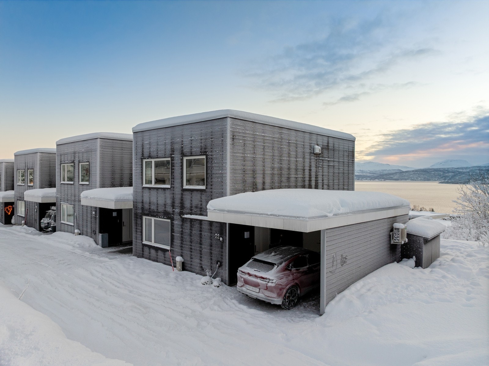 Her ønskes du velkommen med parkering i carport og romslig sportsbod ved inngangspartiet Galleribilde