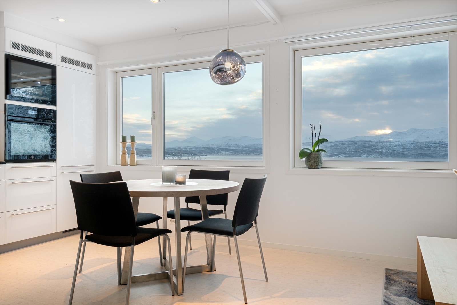 Åpen løsning mellom kjøkken og spiseplass skaper et sosialt og luftig rom Galleribilde