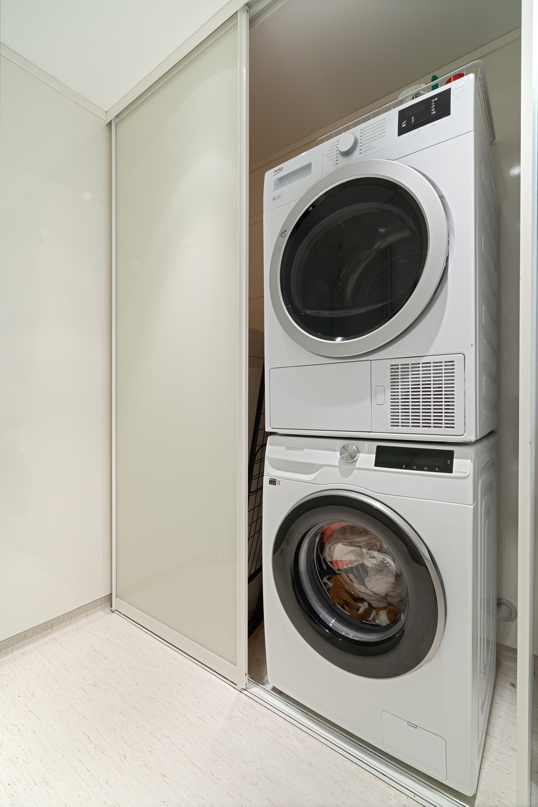 Bad nede er kombinert bad/vaskerom for en enklere hverdag Galleribilde