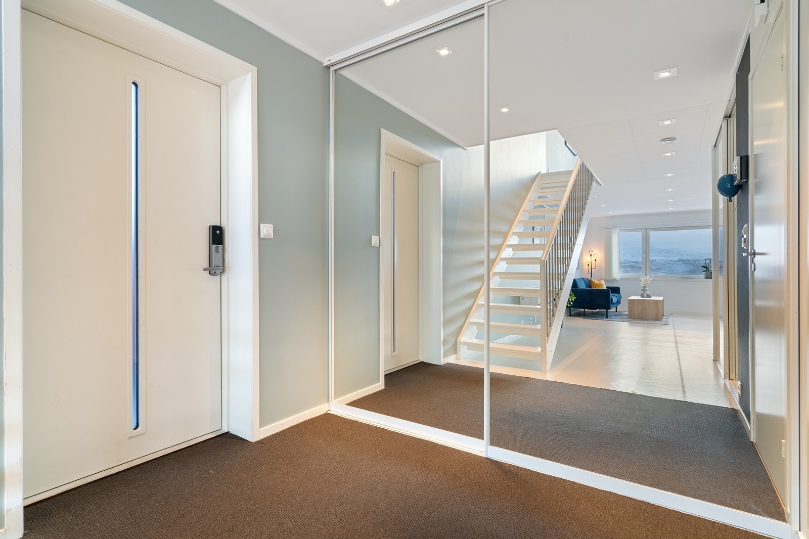 I gangen i 1.etasje finner du 2 praktiske skyvedørsgarderober Galleribilde