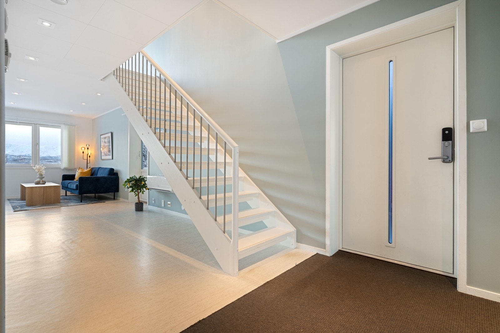 Kjøkken og gang i 1.etasje har varme i gulv og varmepumpe Galleribilde