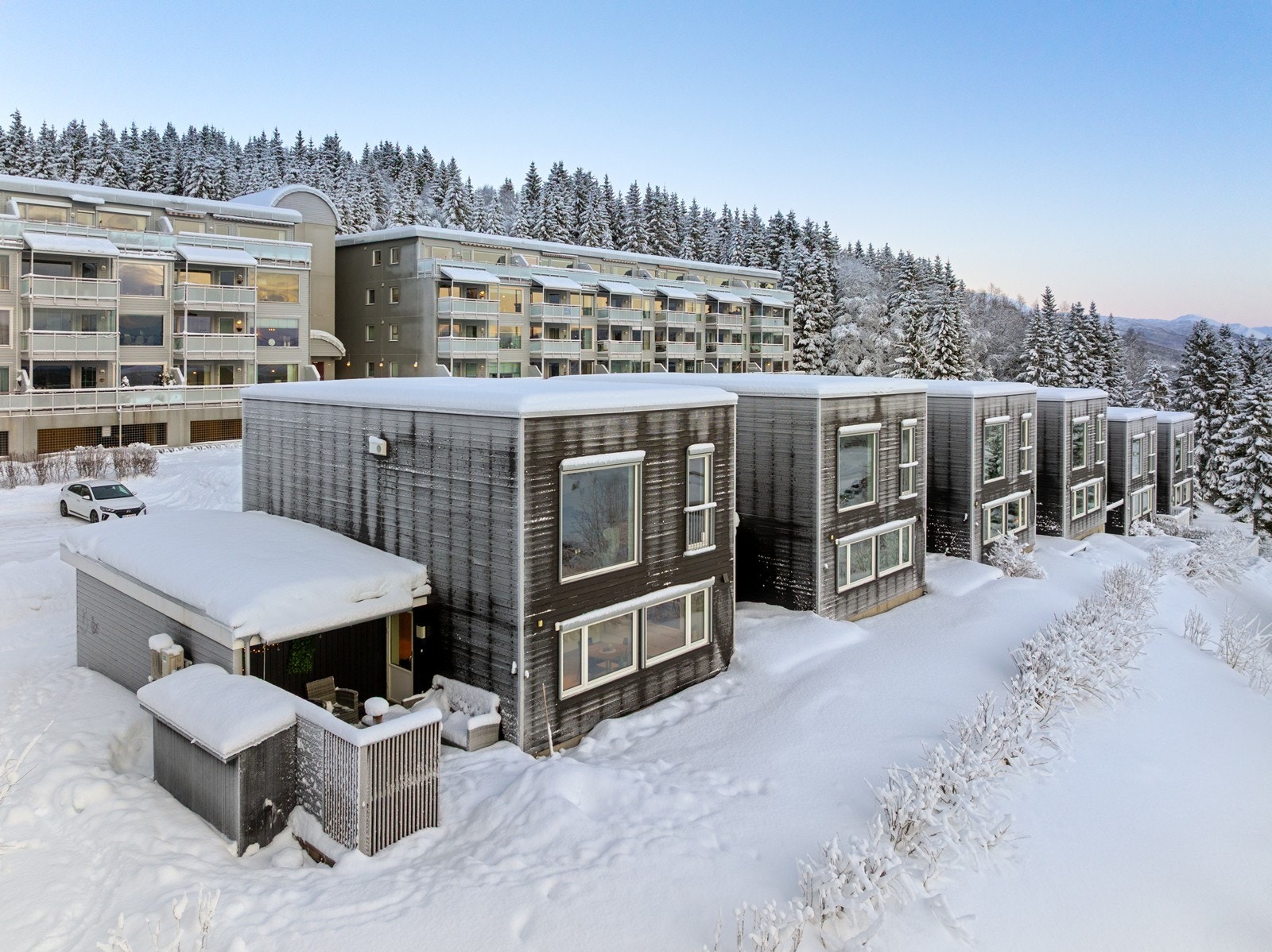 Beliggende på toppen av Finnsnes med kort vei til skole, barnehage og daglige servicetilbud Galleribilde