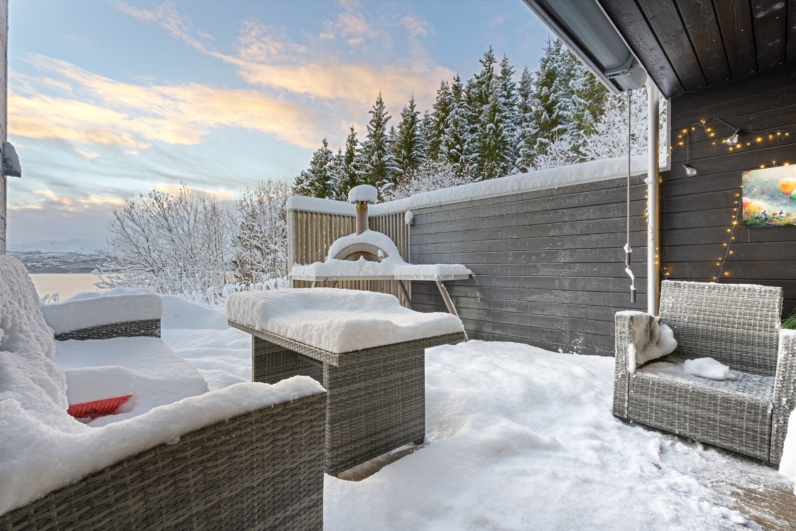 Direkte utgang til romslig terrasse med utekjøkken og vedfyrt pizzaovn! Galleribilde