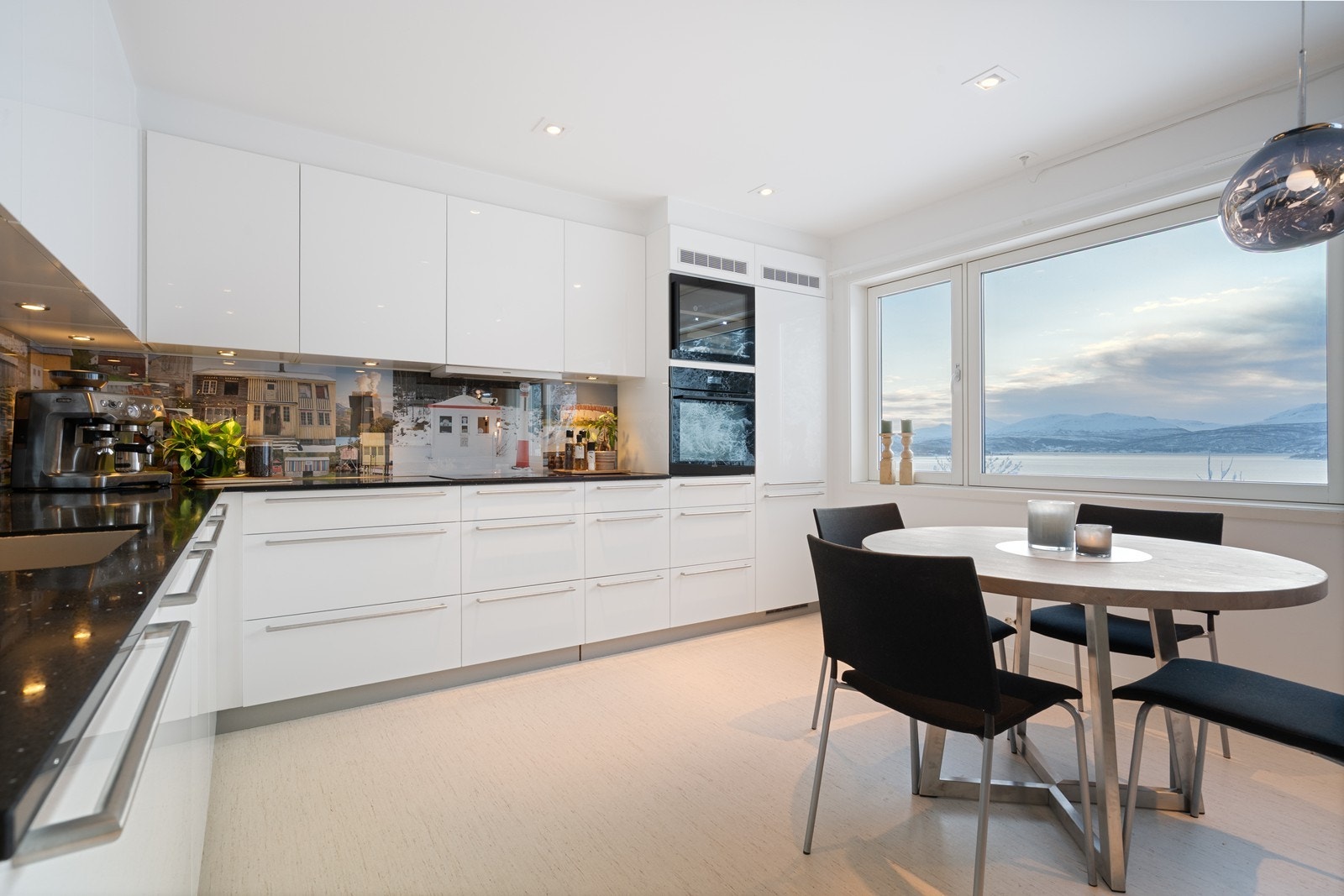 Kjøkkenet har en tidløs utforming og ble oppgradert i 2022 med nye hvitevarer Galleribilde