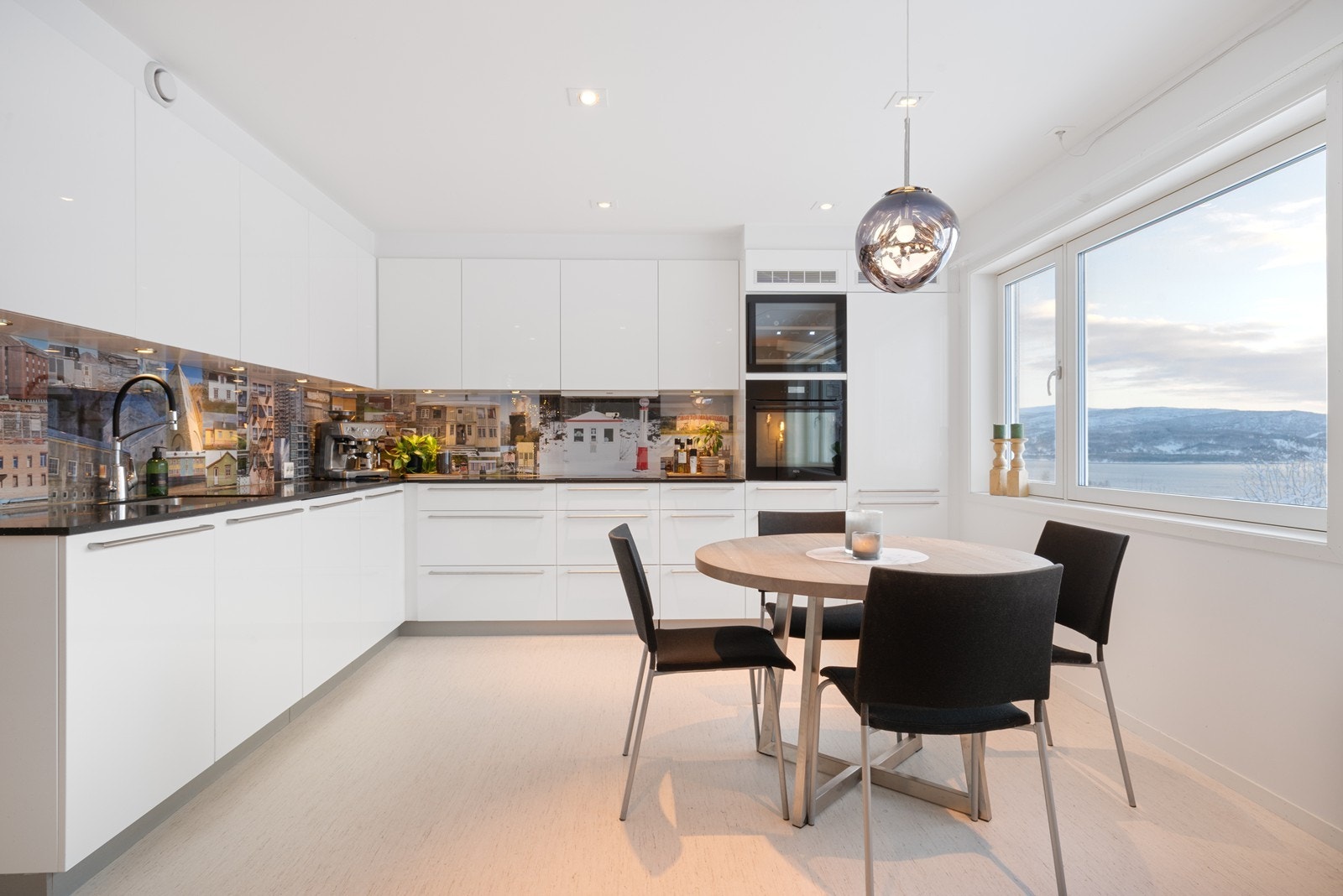 Boligen ligger skjermet til i enden av rekken, med carporter mellom boenhetene Galleribilde