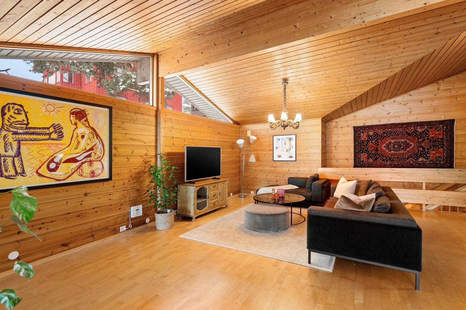 Rommet har god plass til både sofagrupper og spisebord Galleribilde