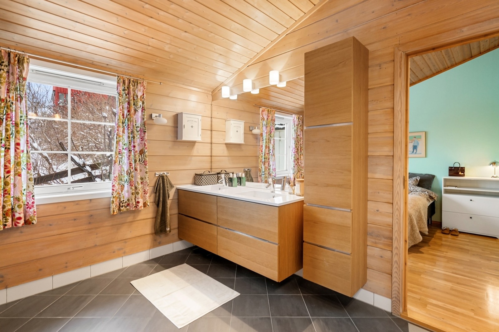 Badet i 1. etasje er rehabilitert i 2012 og er utstyrt med dobbel servant, vegghengt toalett, bidé, badekar og dusjhjørne. Galleribilde