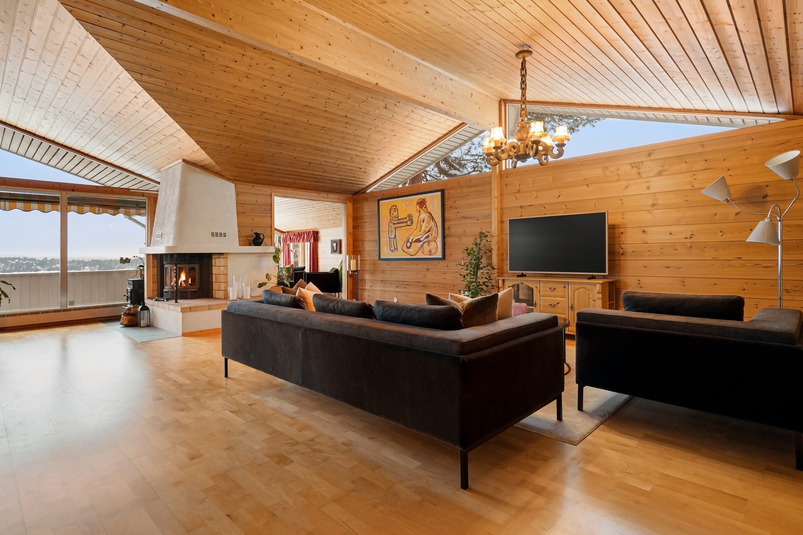 Det er store vindusflater som gir rikelig med naturlig lys og flott utsikt mot fjorden. Galleribilde