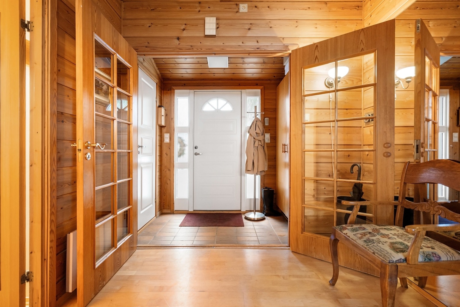 Inngangen leder inn til vindfang og videre til en romslig hall. Galleribilde