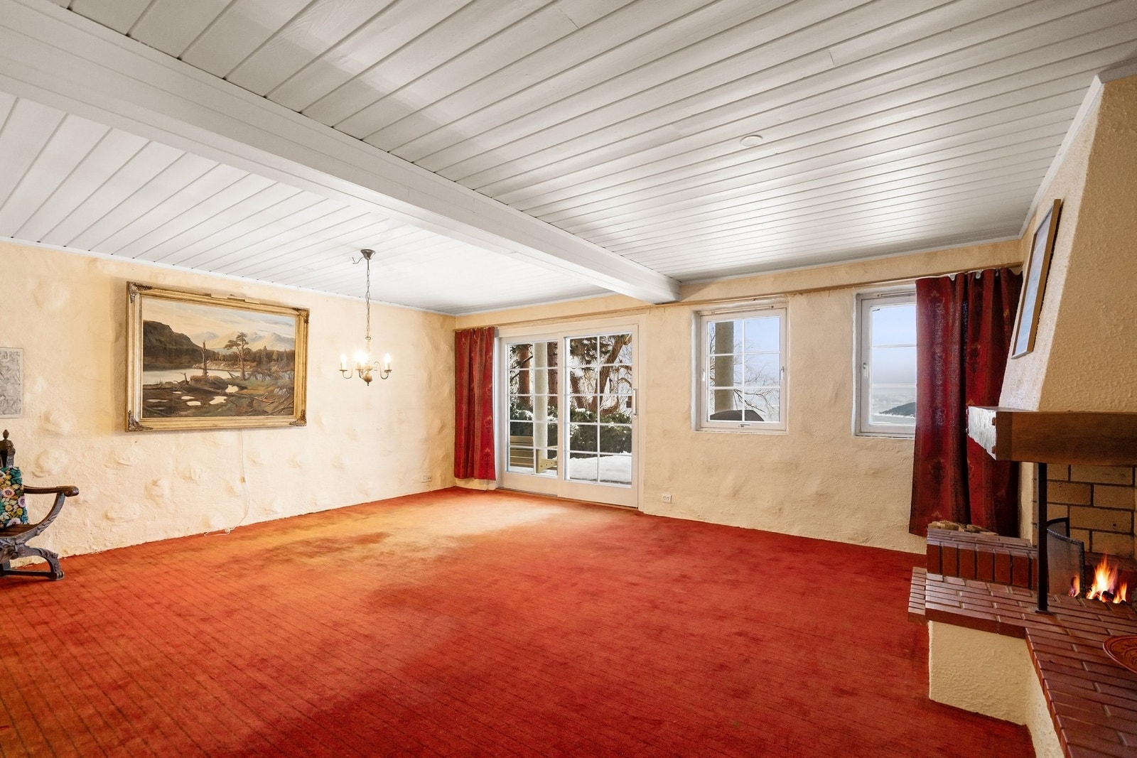 Rommet har god takhøyde, vinduer og flislagt gulv med gulvvarme. Kjellerstuen utgjør et svært anvendelig rom for familier med ekstra plassbehov for flere soner i hverdagen. Galleribilde