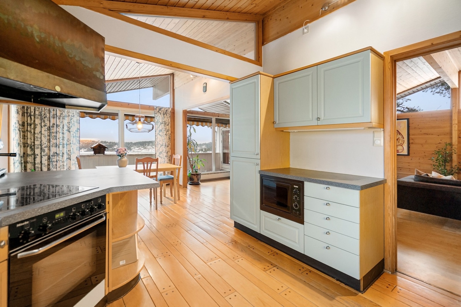 Det er rikelig med skap- og benkeplass, samt kjøkkenøy vendt mot spiseplassen, som skaper en sosial og funksjonell løsning. Galleribilde