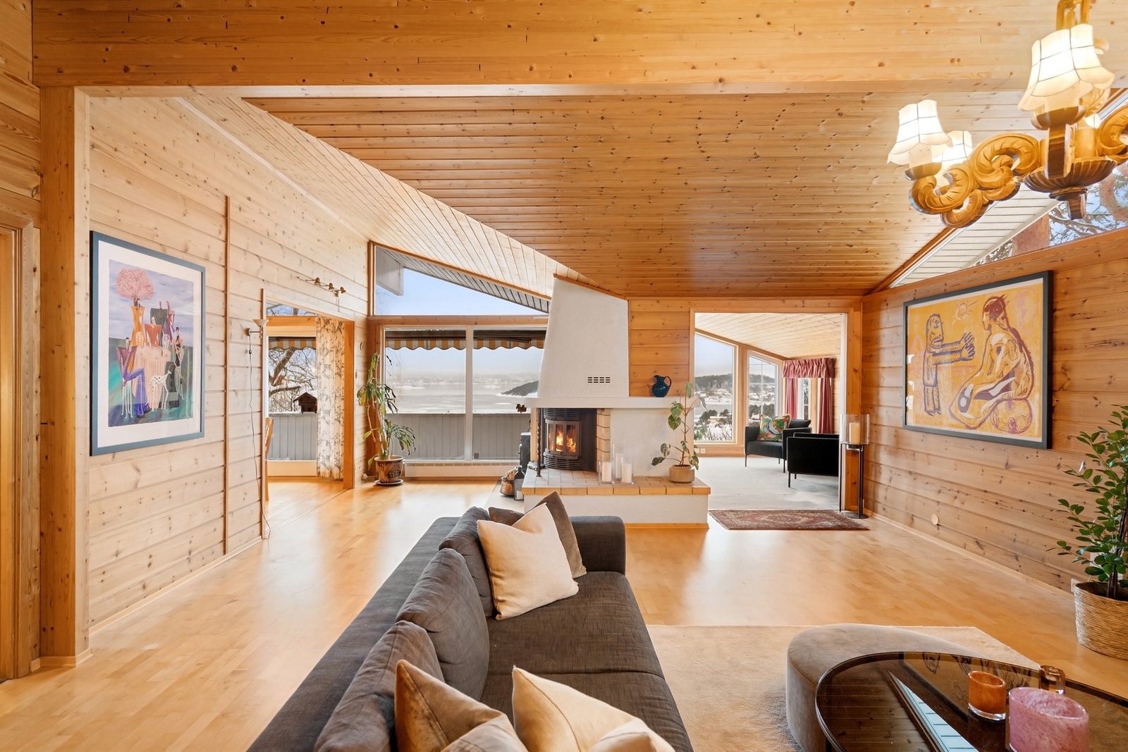 Hovedetasjen har en svært romslig stue i flere soner. Galleribilde