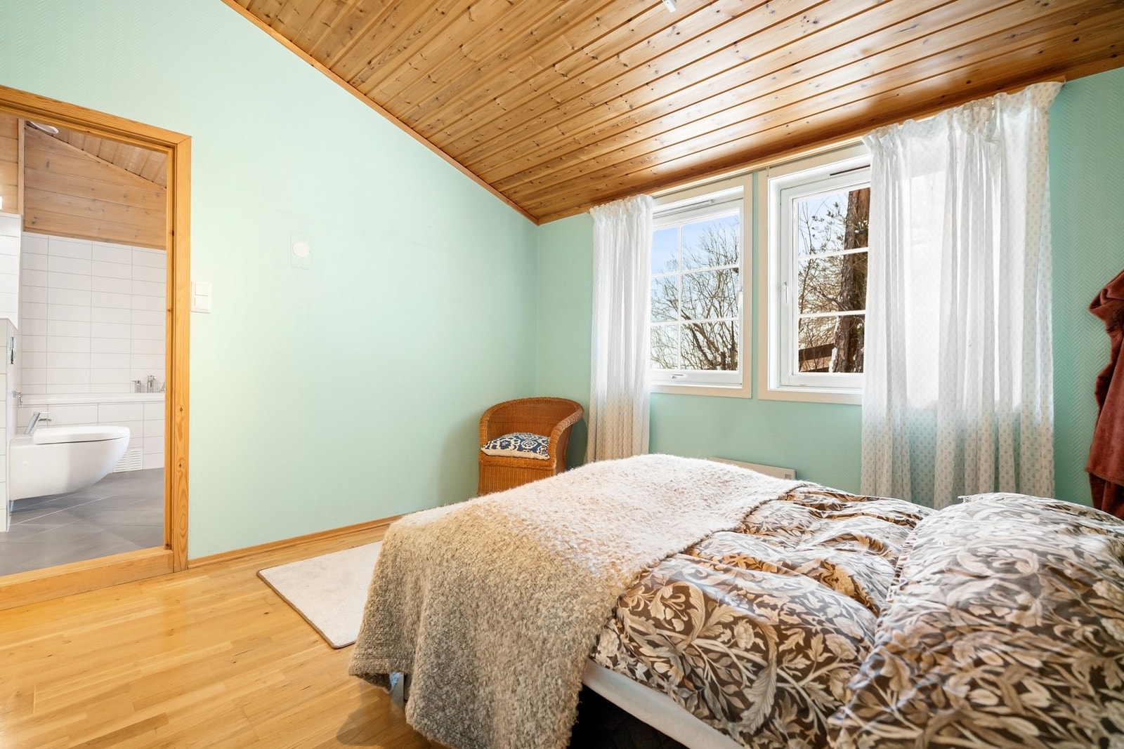 Soverom 1. Dette soverommet har egen inngang til badet, som også har inngang fra gangen. Galleribilde