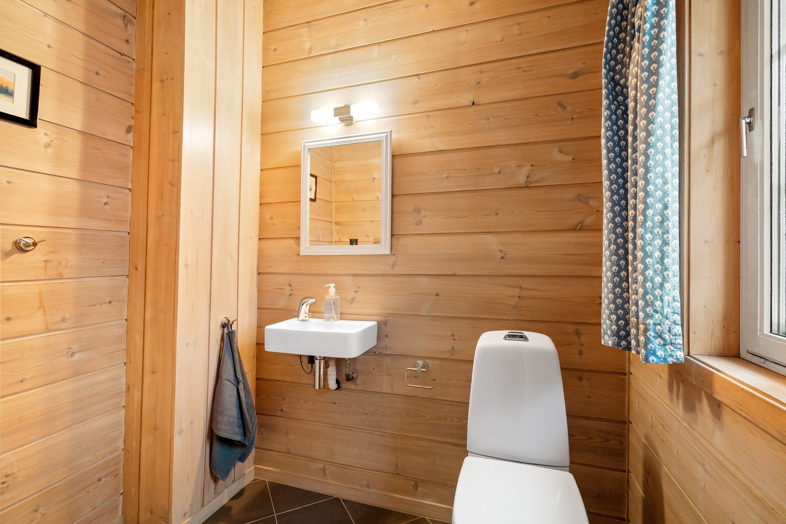 Gjestetoalett i 1. etasje. Galleribilde