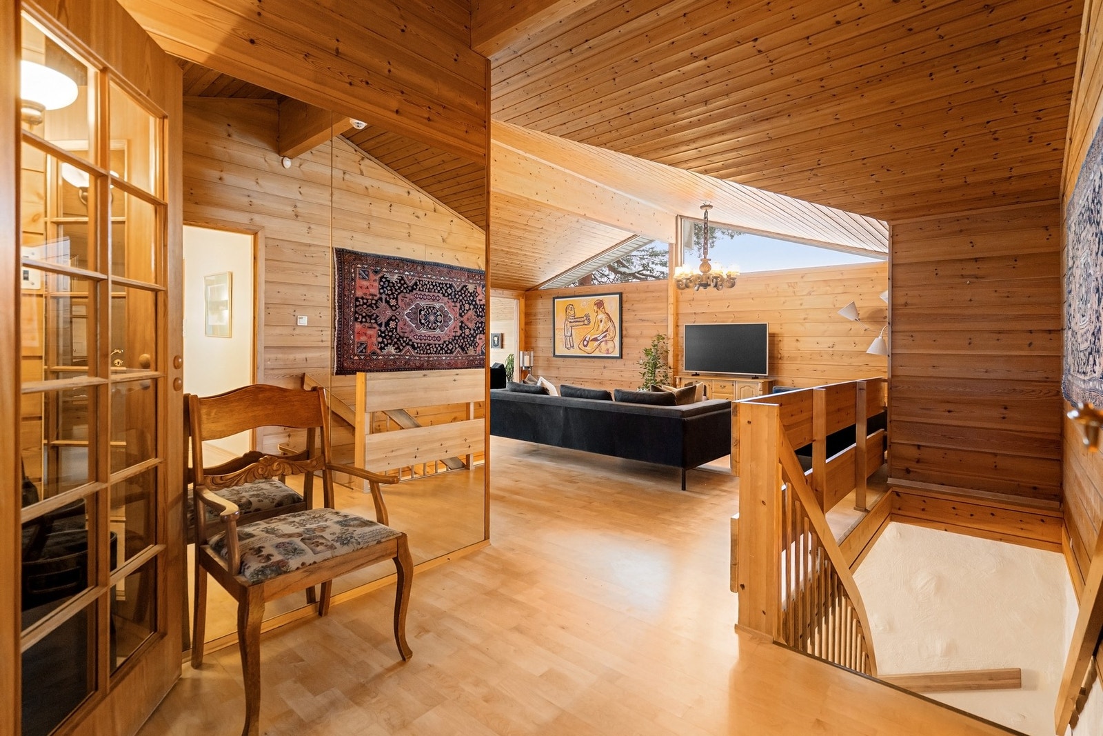 Herfra er det trapp ned til kjelleretasjen og naturlig flyt videre inn til boligens oppholdsrom. Galleribilde