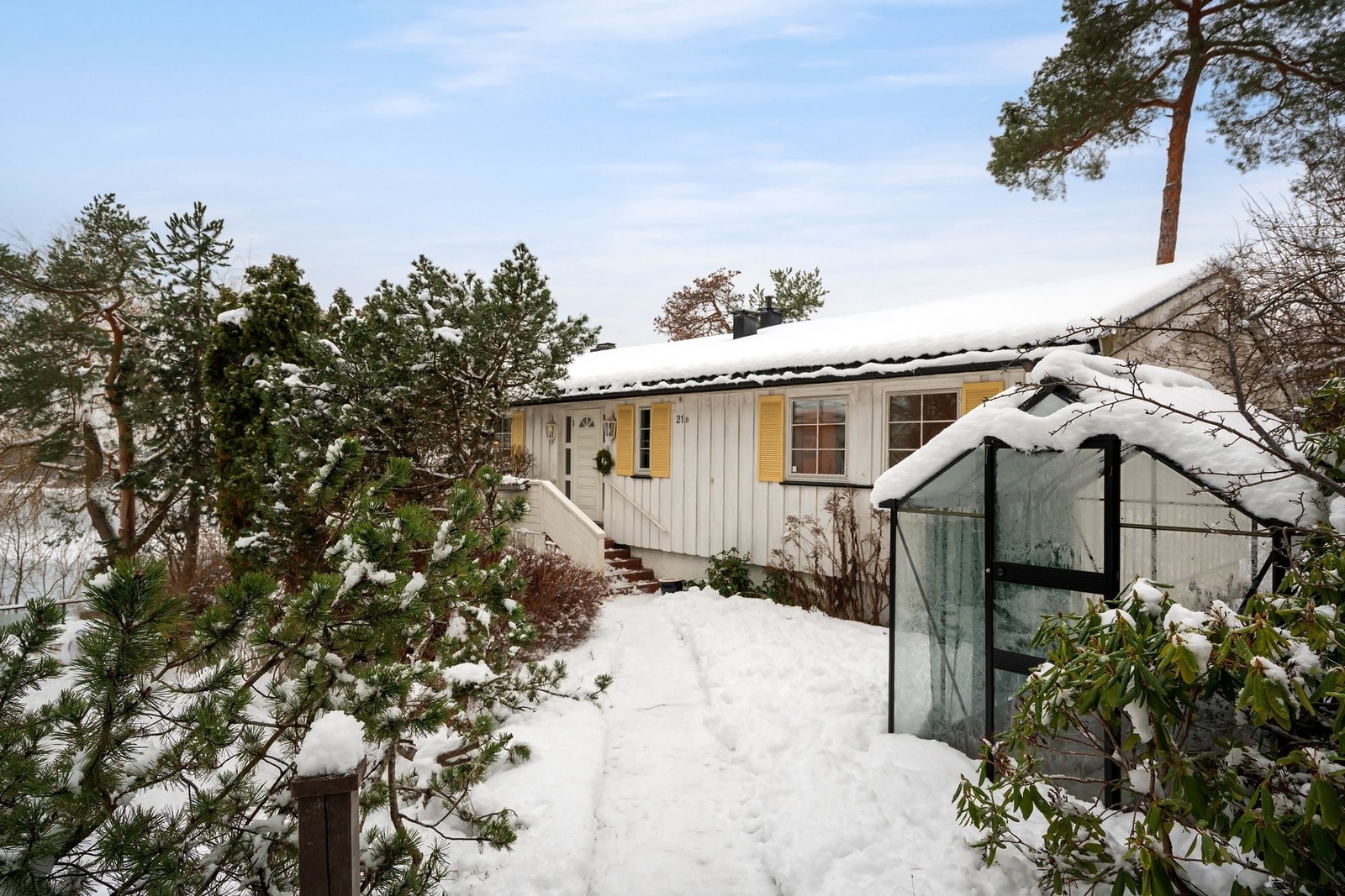 Tomten er pent opparbeidet og oppleves skjermet og privat. Galleribilde