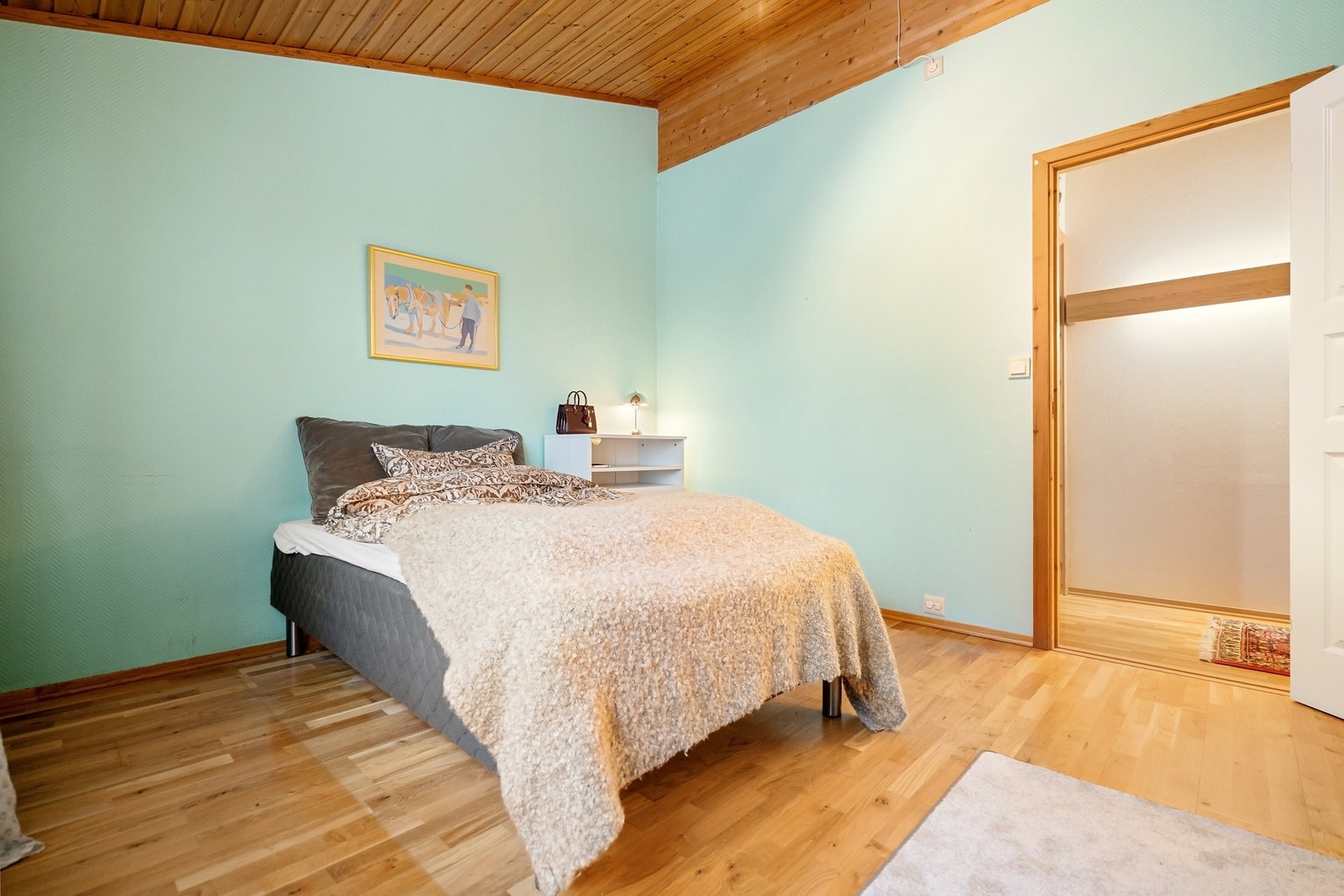 Boligen har fire soverom fordelt med tre stk. i første etasje og ett i underetasjen. Galleribilde