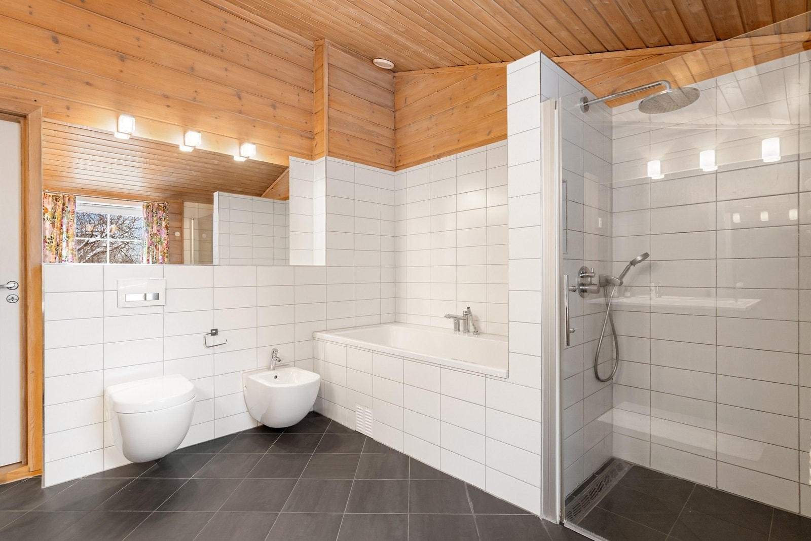 Gulvet er flislagt med varmekabler og rommet har naturlig ventilasjon. Galleribilde