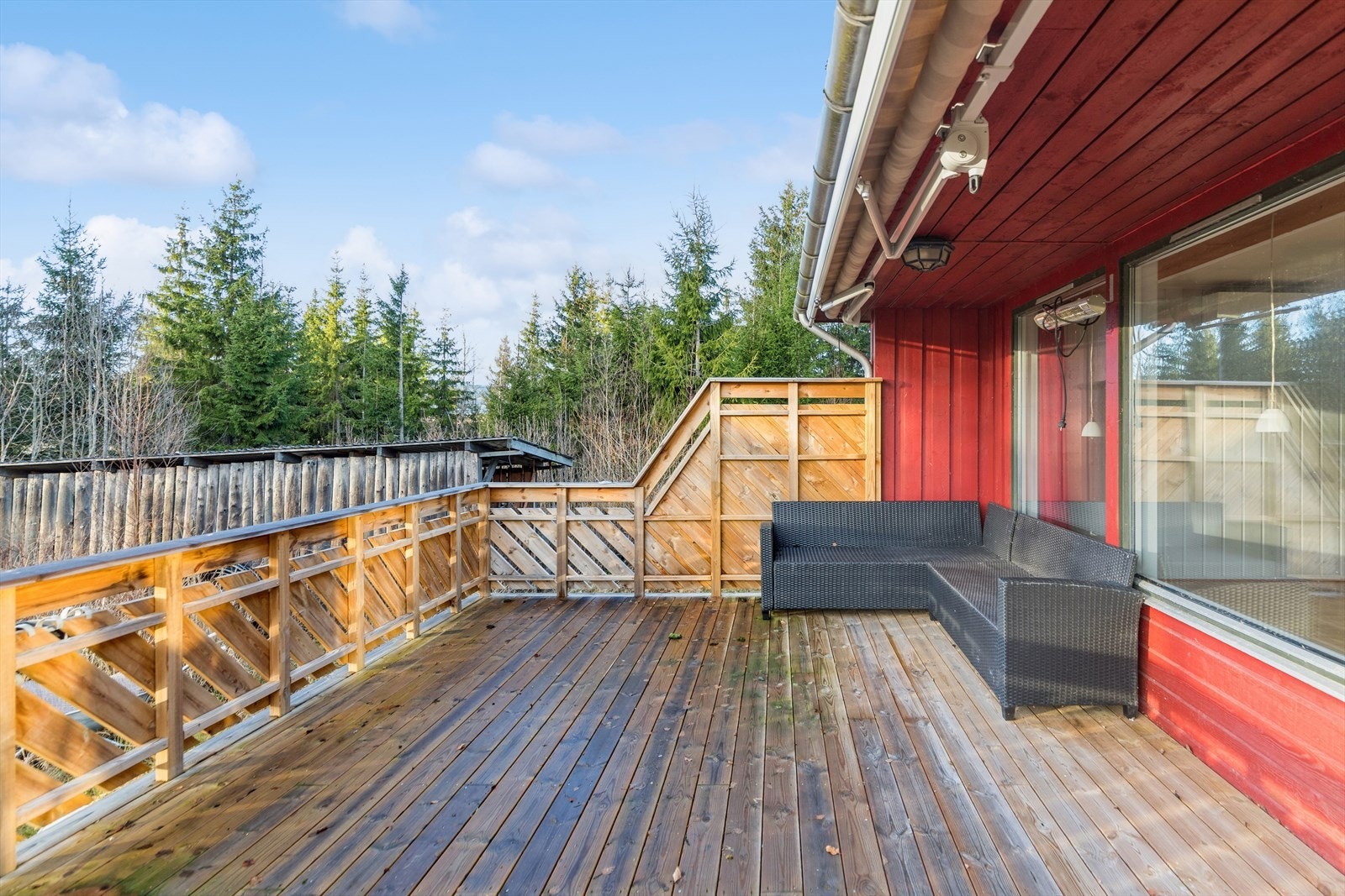 En av to nye terrasser fra 2024. Denne sørvendte uteplassen er på hele 25 m². Galleribilde