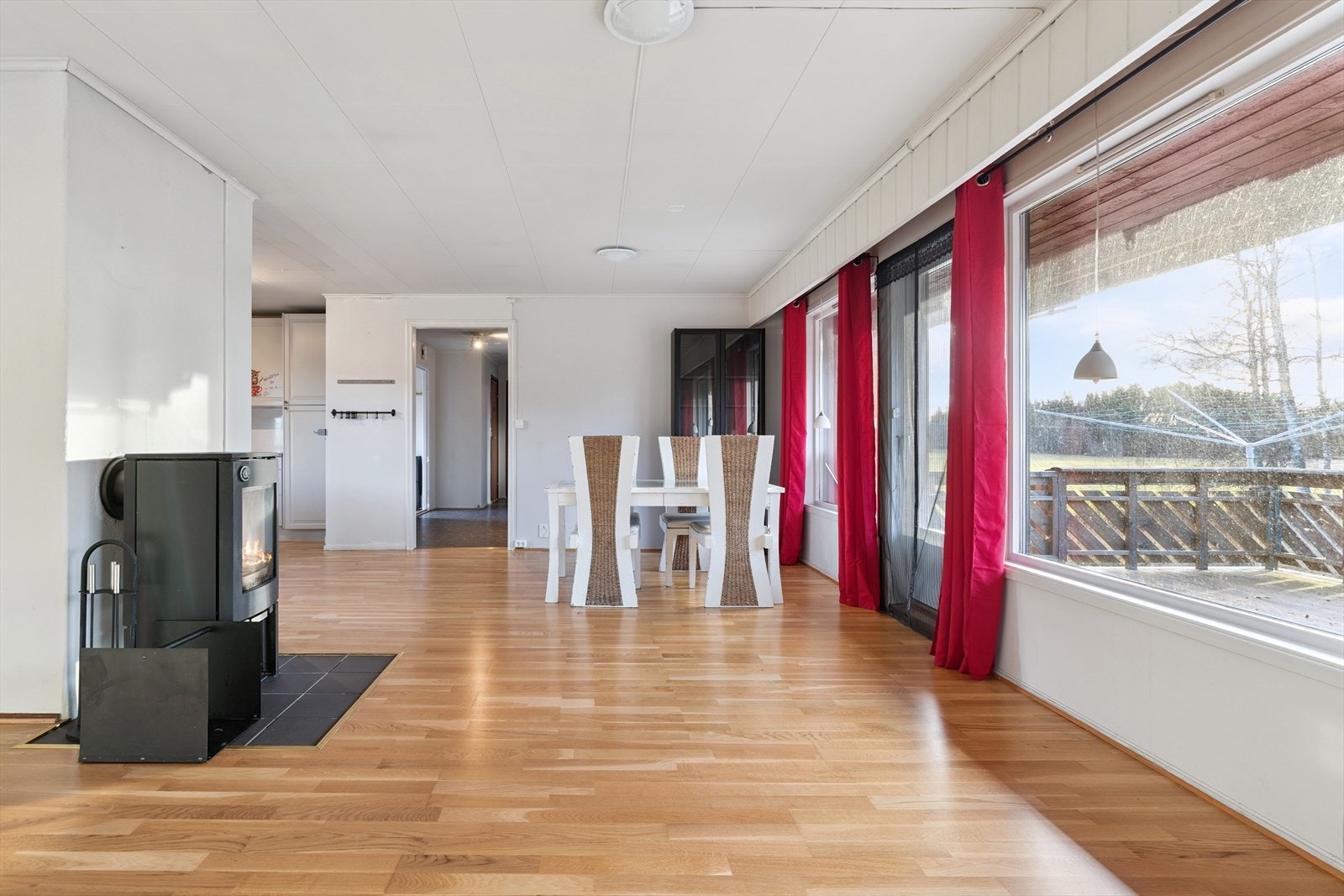 Stuen har god plass til spisebord og direkte utgang til den store, sørvendte terrassen. Galleribilde