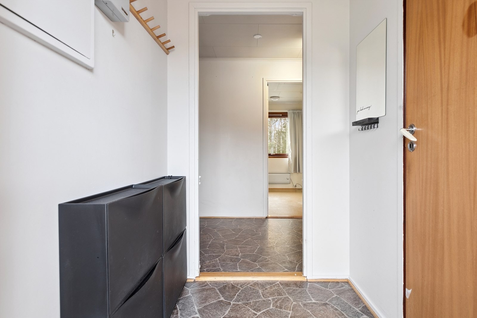 Gangen leder videre til boligens private sone med tre soverom, bad og toalettrom. Galleribilde