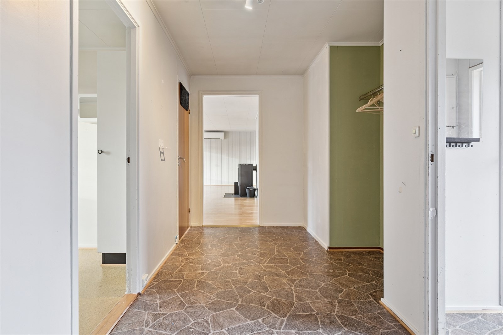 Fra gangen er det tilgang til boligens øvrige rom, som alle er samlet på ett plan. Galleribilde