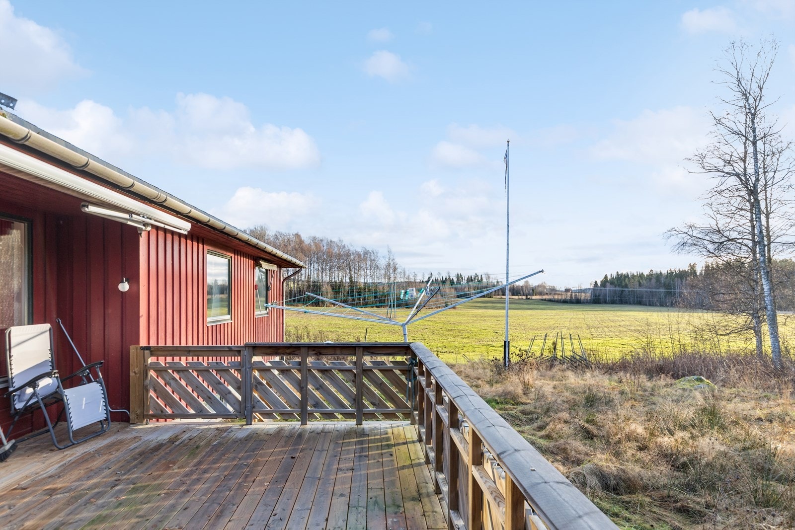 Fra terrassen har man en åpen utsikt over nærområdet og umiddelbar nærhet til skog og mark. Galleribilde