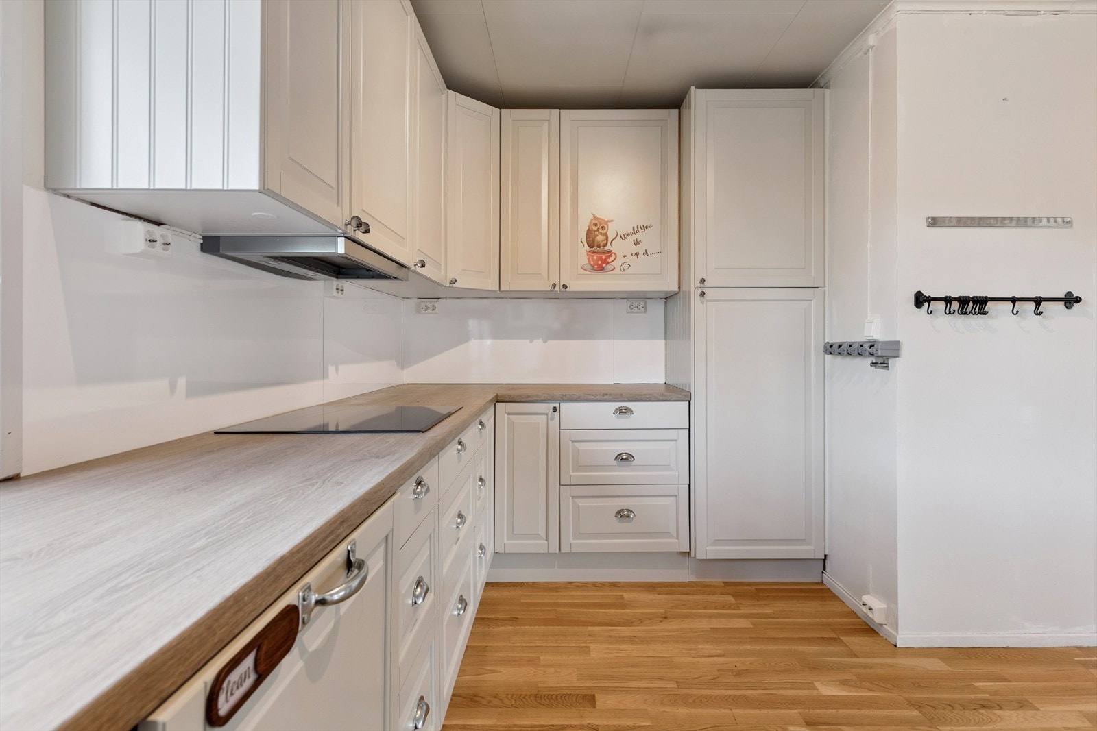 Her finnes også en moderne induksjonstopp og kjøkkenventilator med avtrekk ut. Galleribilde