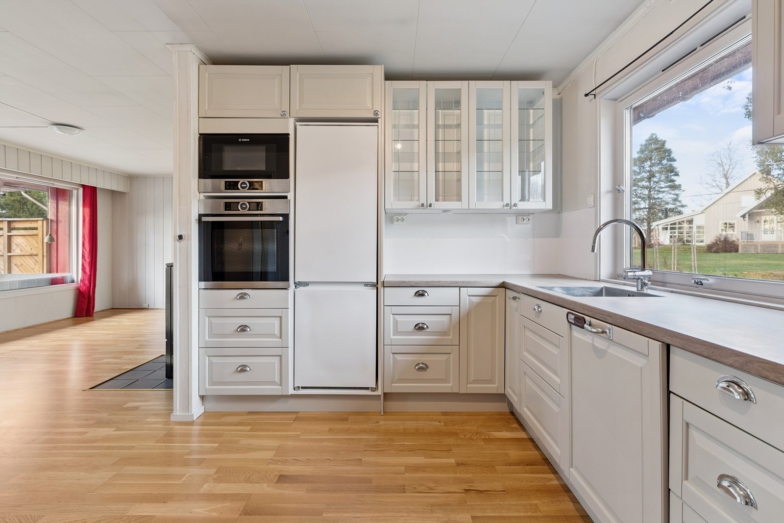 Innredningen har integrert stekeovn, mikrobølgeovn og kombiskap i praktisk arbeidshøyde. Galleribilde