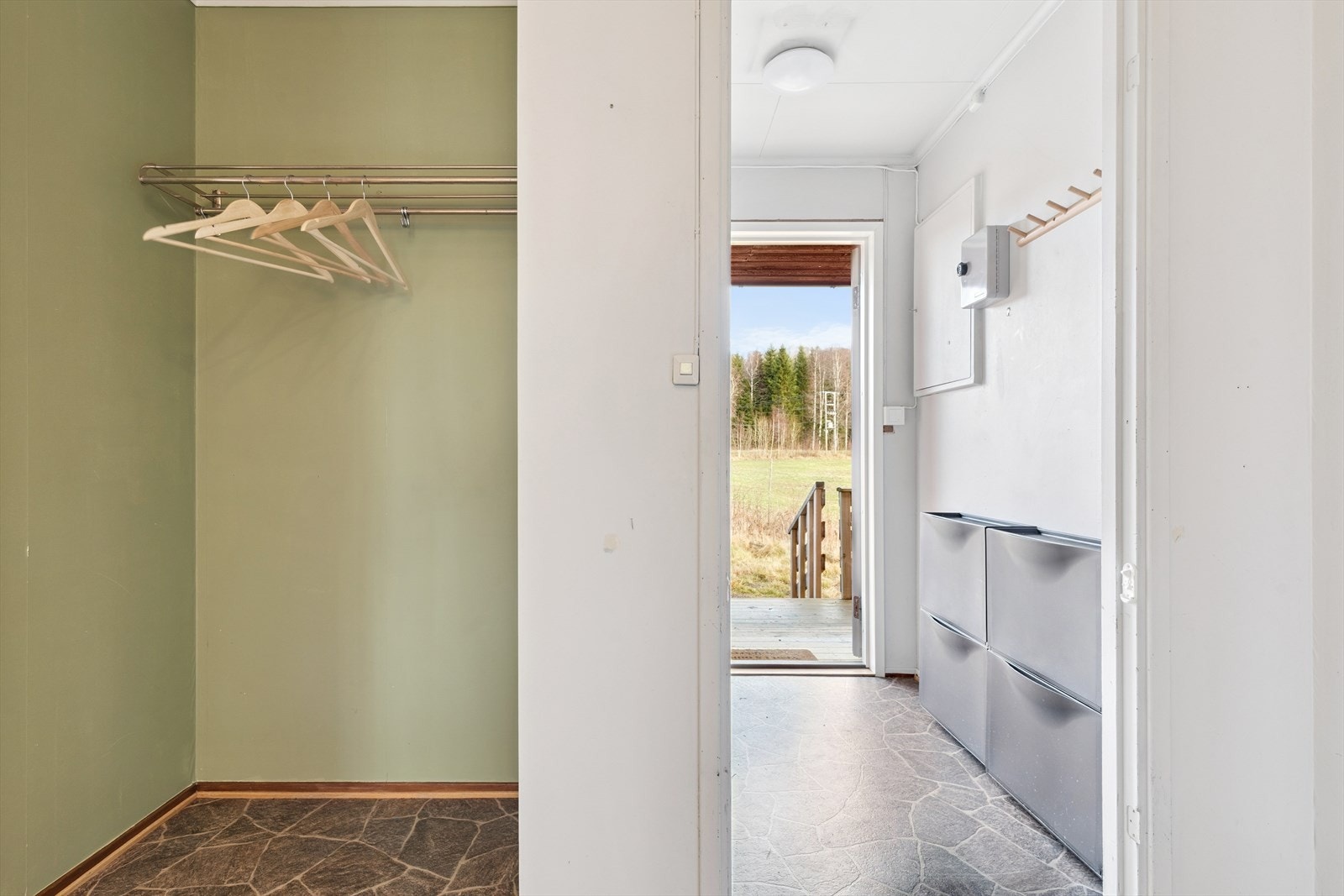 Velkommen inn i et praktisk vindfang med plass til yttertøy og skotøy. Galleribilde