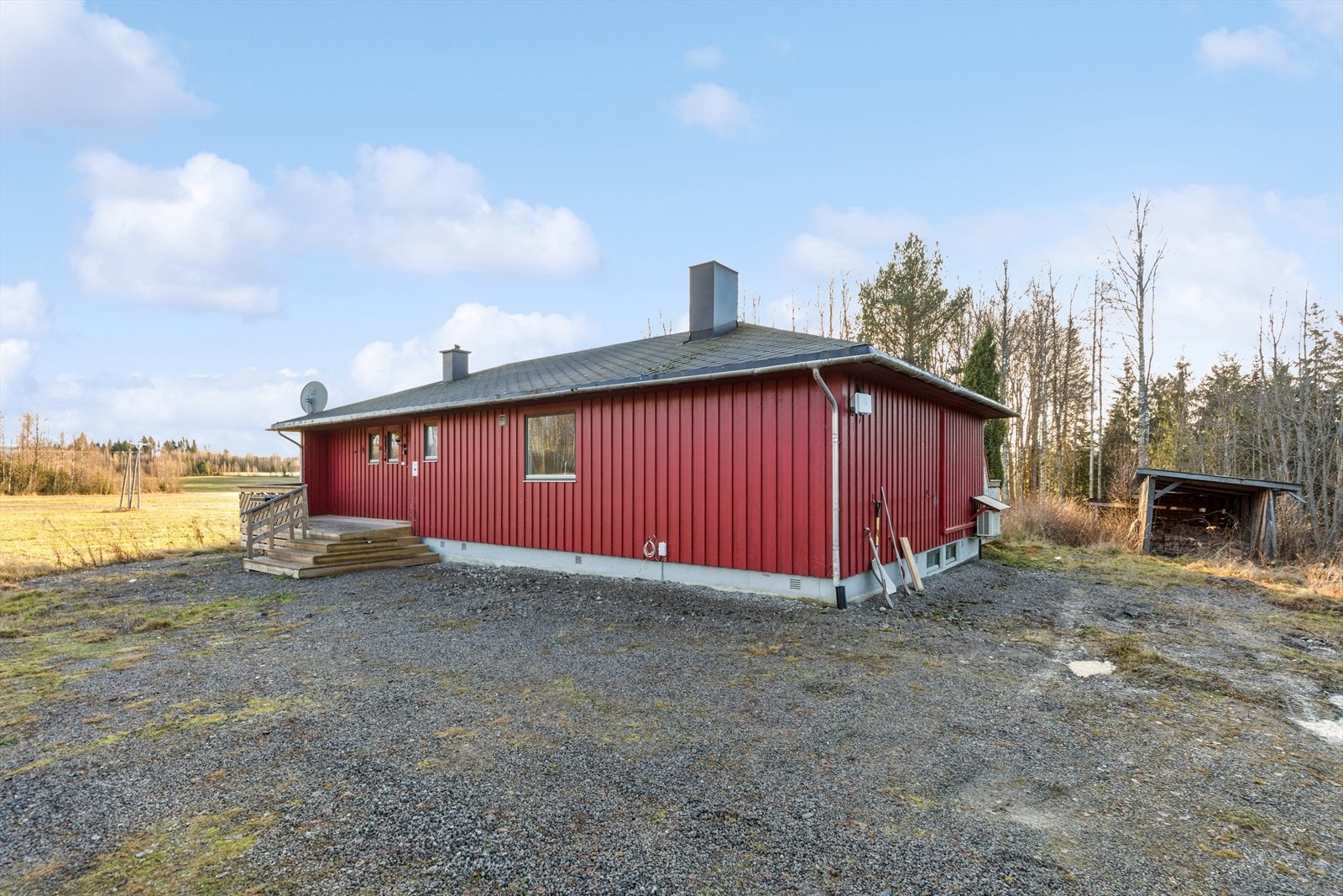 Eiendommen byr på rikelig med lagringsplass i en stor kjeller på 92 m² og to vedboder. Galleribilde