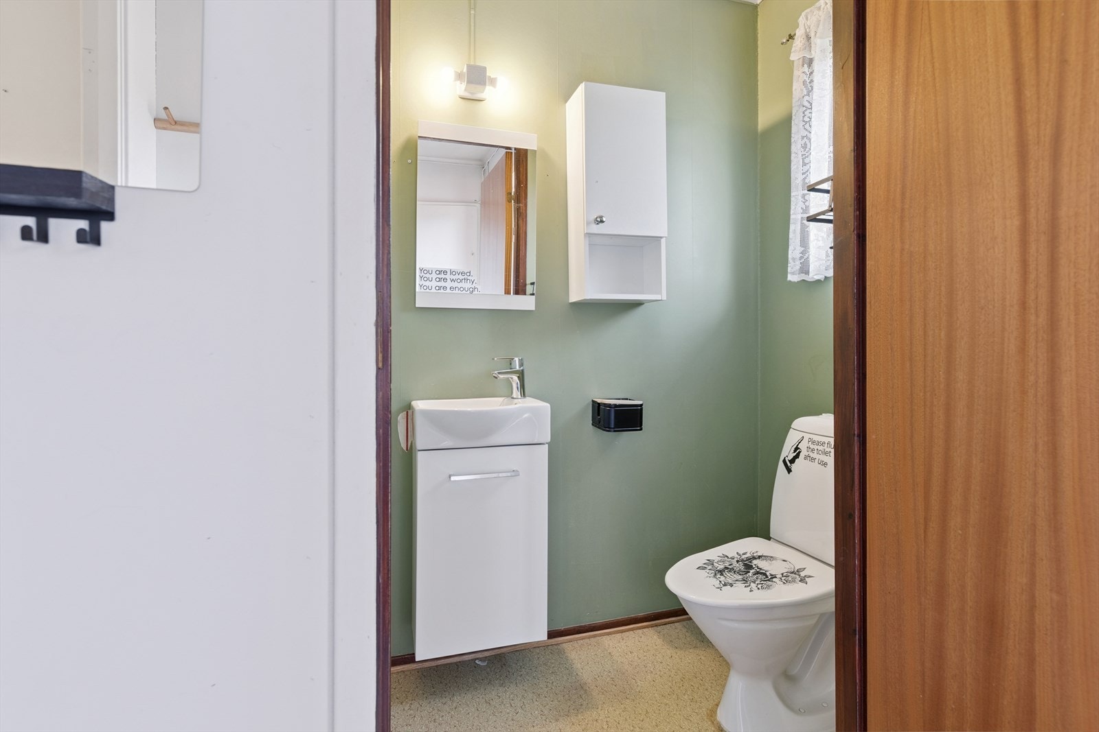 I tilknytning til gangen ligger et separat toalettrom som ble oppgradert med ny innredning i 2023. Galleribilde