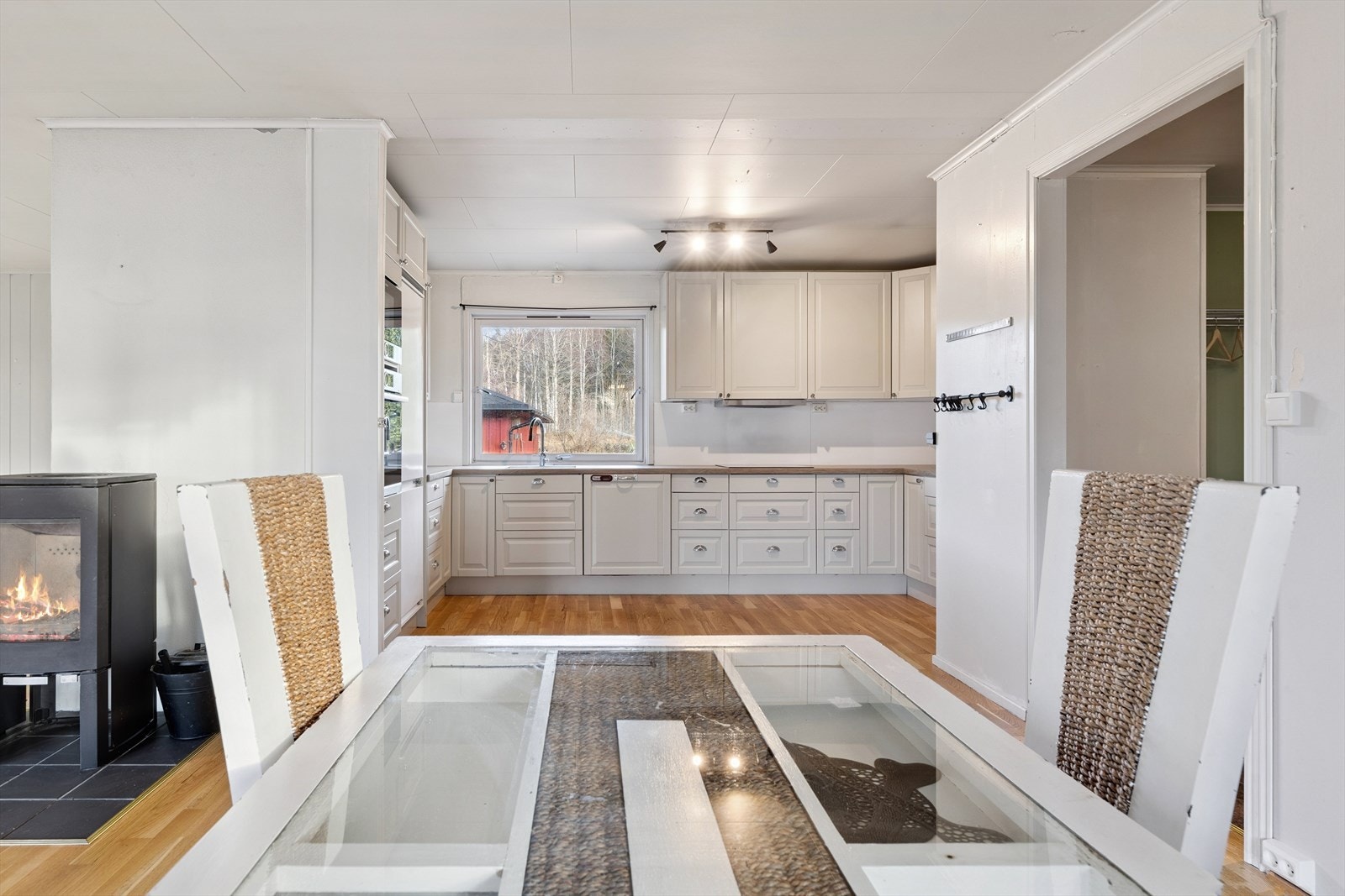 Den arealeffektive planløsningen skaper en naturlig overgang mellom stue og kjøkken. Galleribilde