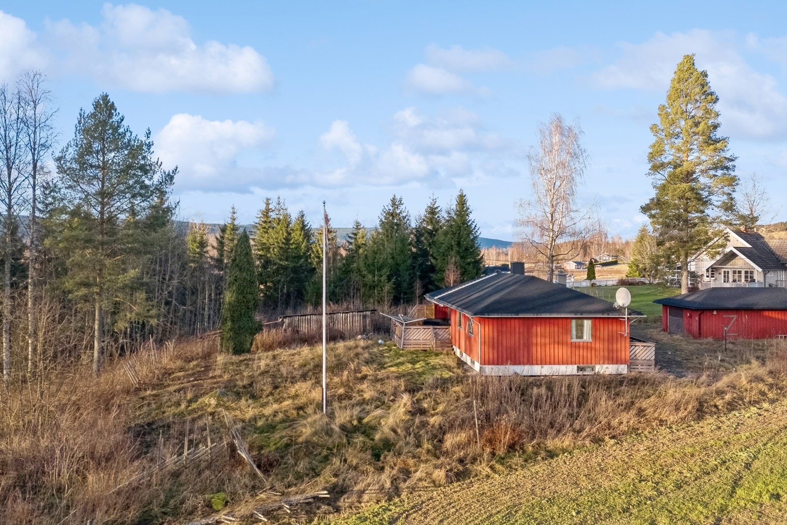 Området er barnevennlig med kort vei til Roverud skole og Myrulla barnehage, ca. 5 minutter unna. Galleribilde