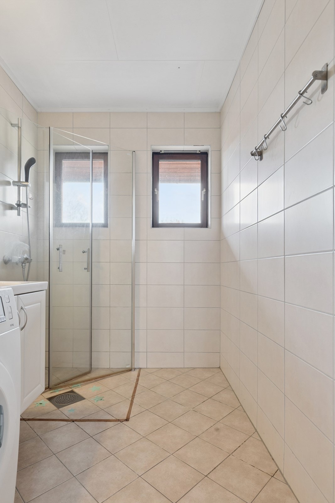 Her er det elektriske varmekabler i gulvet for økt komfort, samt et praktisk dusjhjørne. Galleribilde