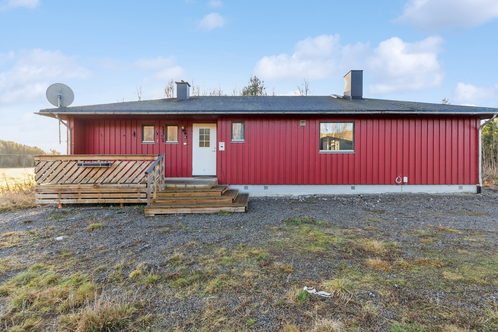 Ved inngangspartiet er det en delvis overbygd treterrasse på 11 m², også denne ny i 2024. Galleribilde