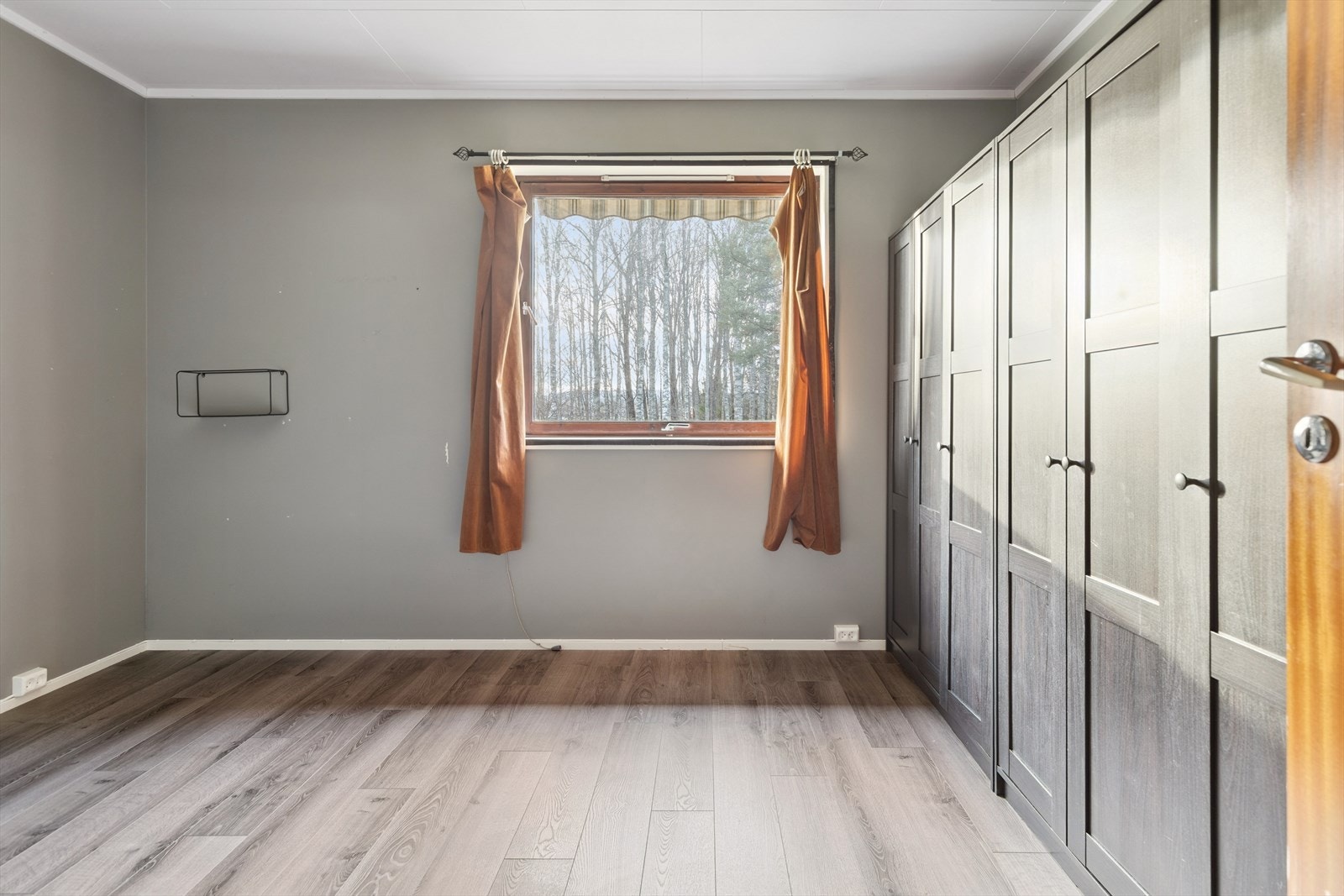 Boligen har tre soverom av god størrelse, alle praktisk plassert i hovedetasjen. Galleribilde