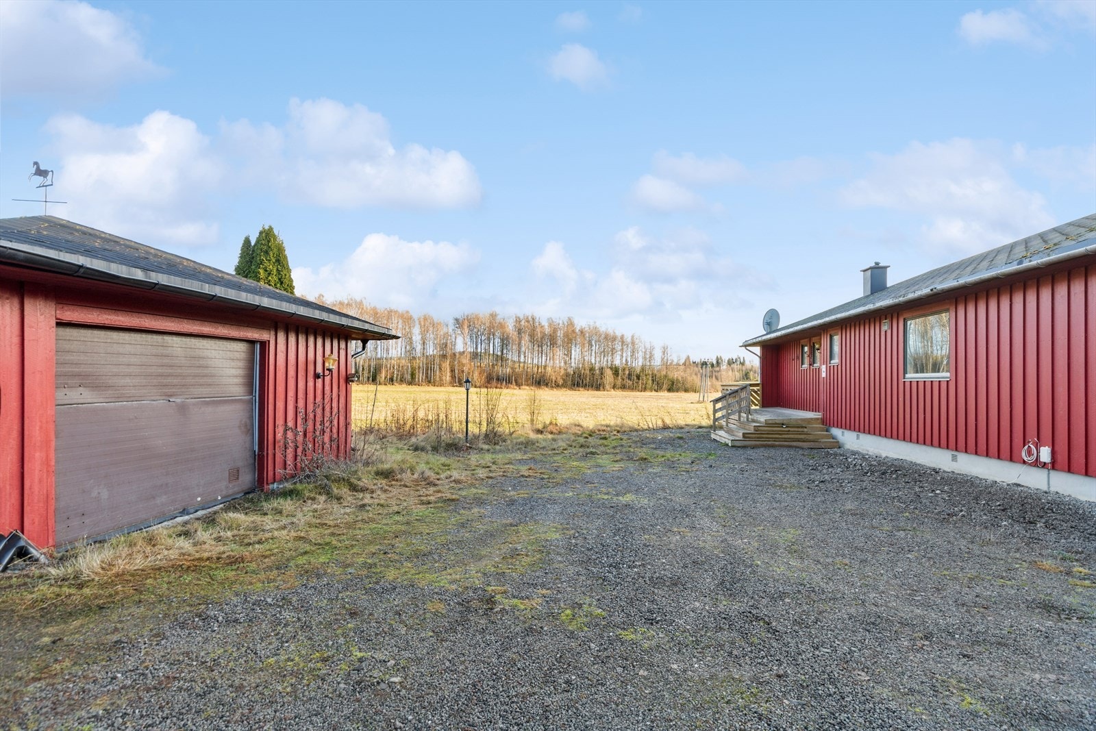 Til eiendommen hører en romslig, frittstående garasje på 48 m² fra 1983. Galleribilde