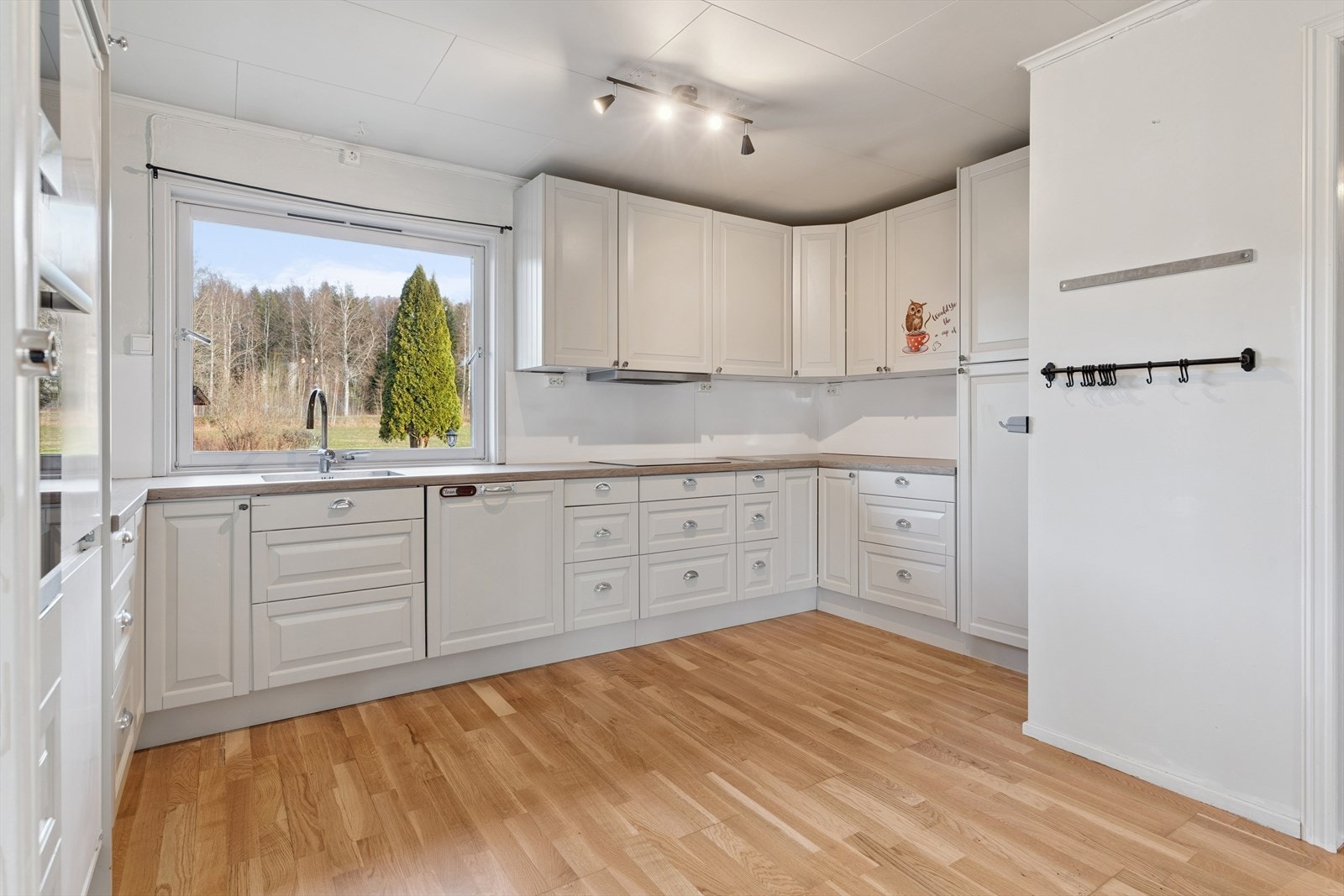 Kjøkkenet er utstyrt med laminatbenkeplate, underlimt oppvaskkum og integrert oppvaskmaskin. Galleribilde